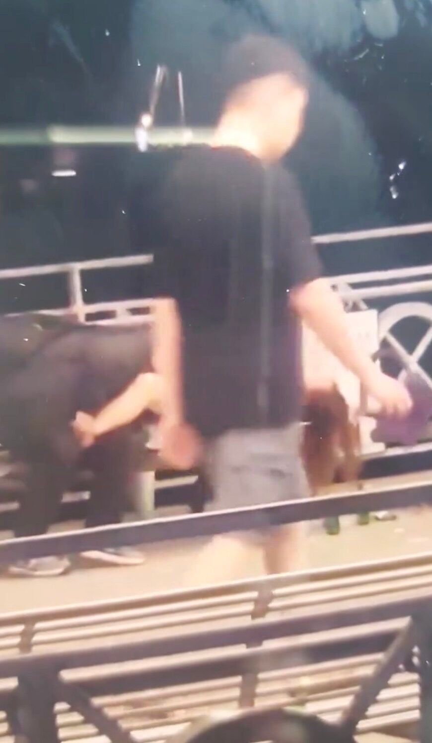 Cặp đôi "thân mật" trên ghế bị người đi đường dùng điện thoại ghi hình và thông báo từ chính quyền- Ảnh 2. Cặp đôi "thân mật" trên ghế bị người đi đường dùng điện thoại ghi hình và thông báo từ chính quyền- Ảnh 2.