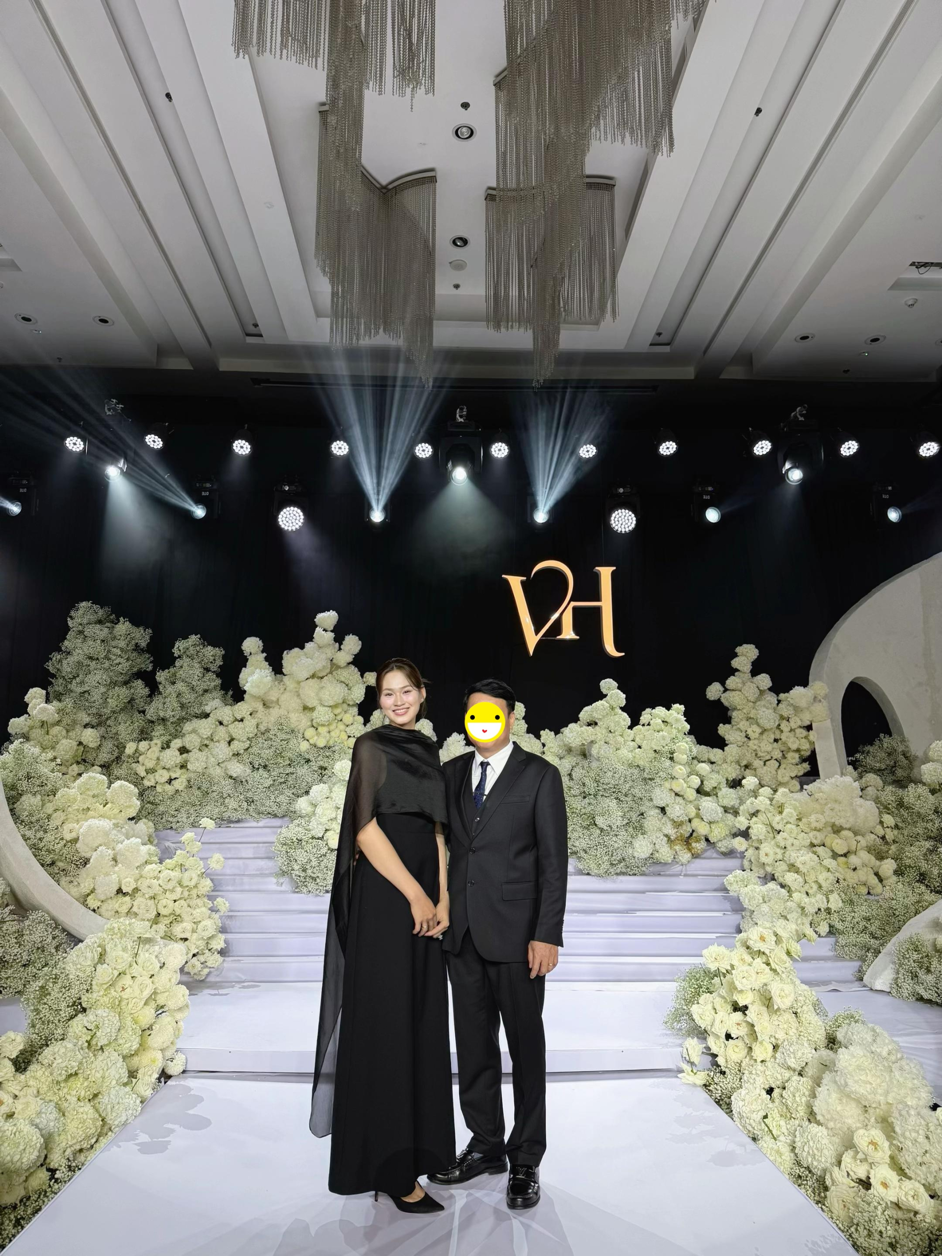 Chị gái Đỗ Hà đăng ảnh với chồng trong lễ cưới em gái, bất ngờ vấp tranh cãi- Ảnh 1.