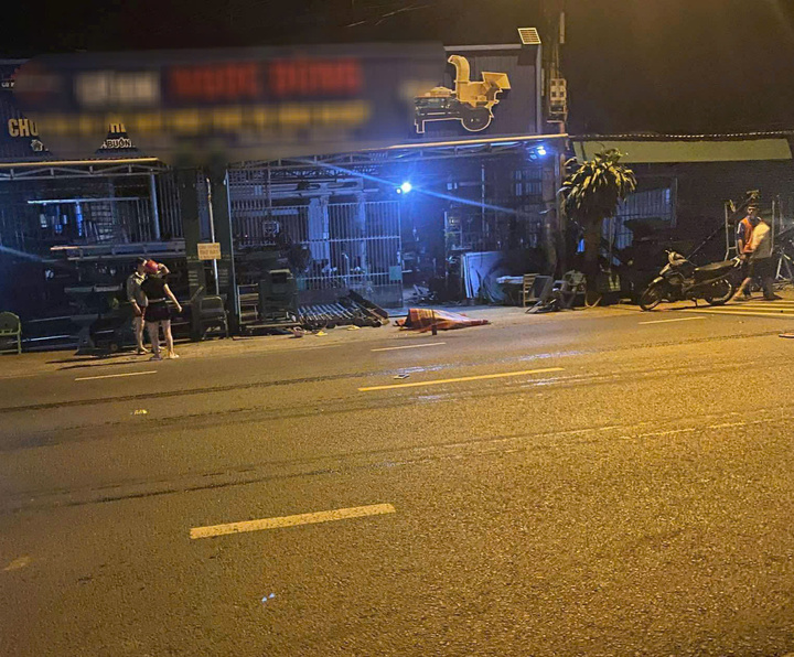 Hai vợ chồng tử vong sau va chạm với xe khách trên đường Hồ Chí Minh- Ảnh 1.