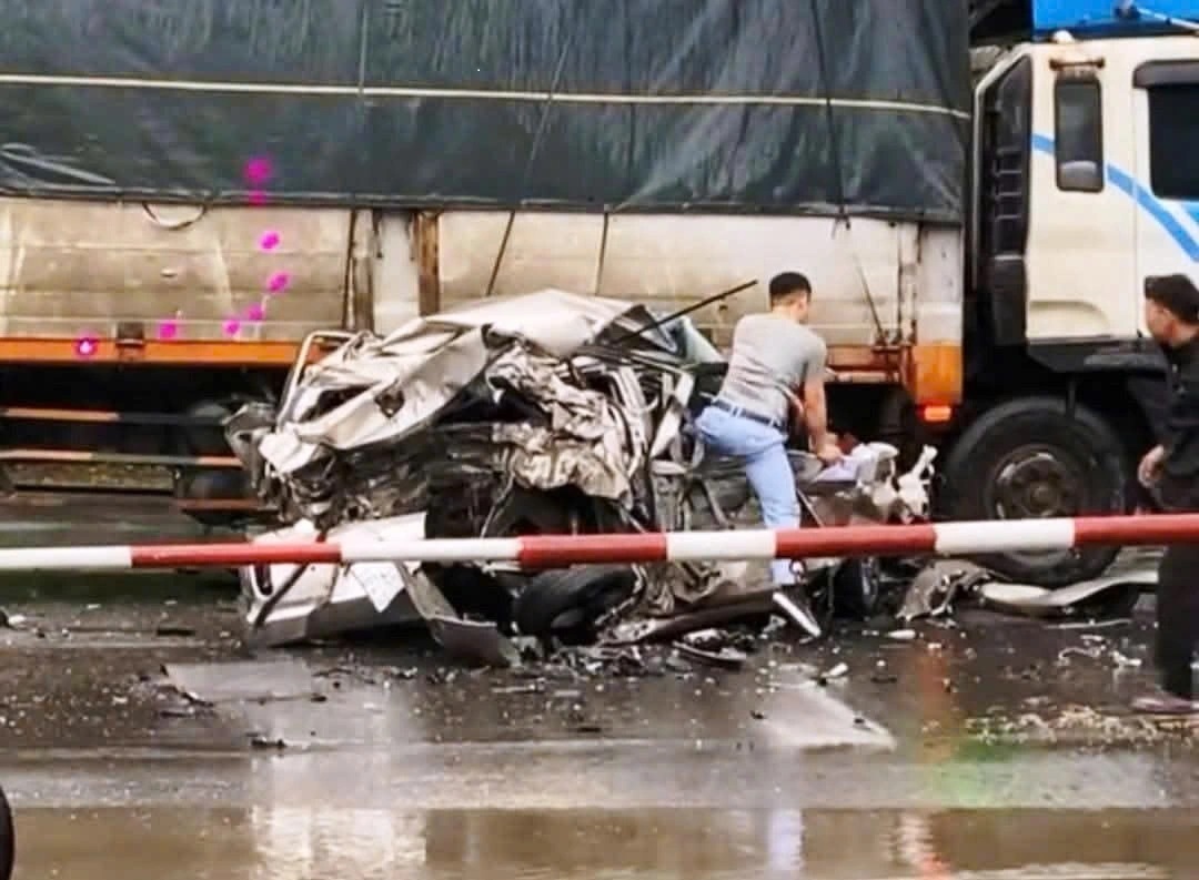 Vụ xe con bị vò nát: Thiết kế "mềm" giúp tài xế thoát chết- Ảnh 1. Vụ xe con bị vò nát: Thiết kế "mềm" giúp tài xế thoát chết- Ảnh 1.