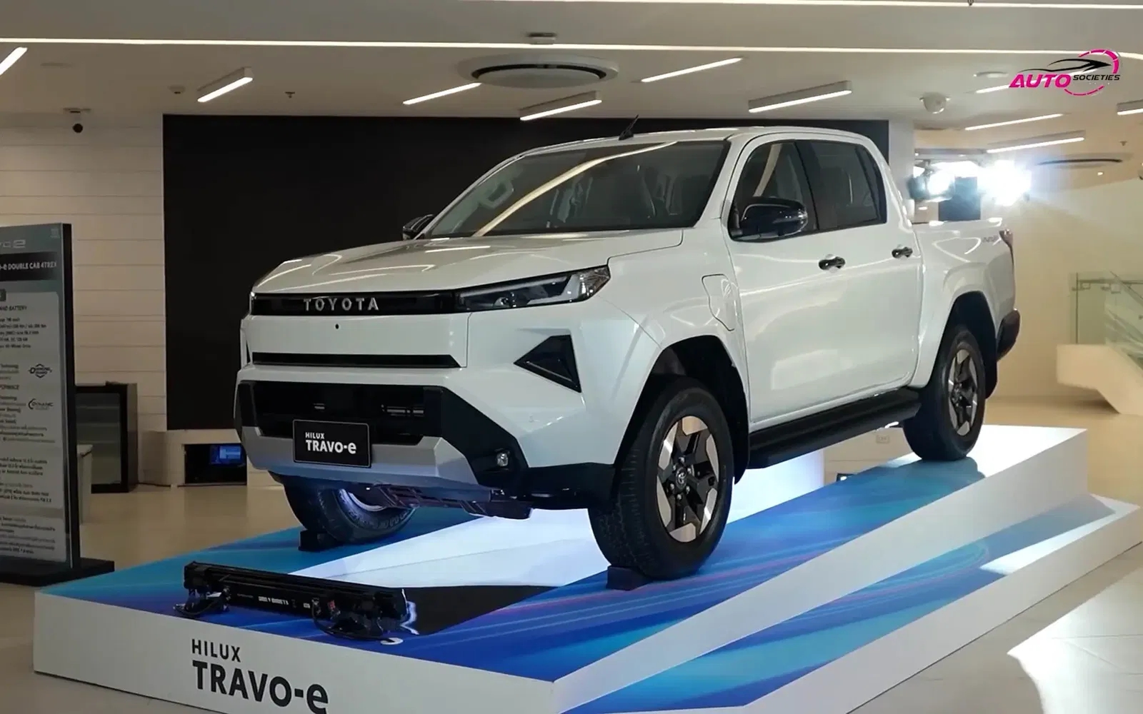 Toyota Hilux 2026 có ảnh thực tế rõ nét: Thiết kế góc cạnh hơn, nội thất như Prado, tùy chọn động cơ diesel và điện đấu Ranger- Ảnh 3.