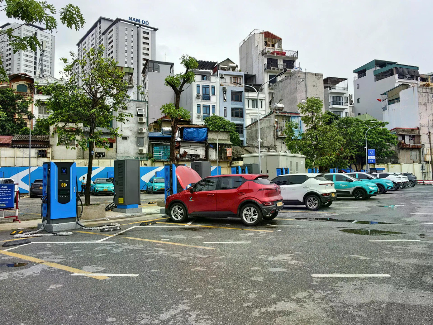 Hà Nội quyết tâm chuyển đổi xanh: Trạm sạc phải theo tiêu chuẩn chung- Ảnh 1.