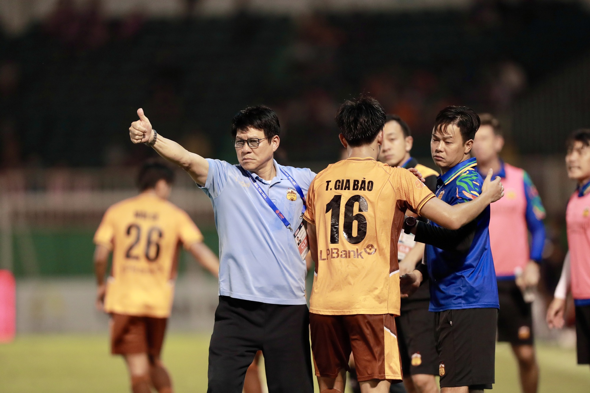 Độc lạ HLV Hoàng Anh Gia Lai bò trên sân ăn mừng cầu thủ ghi bàn ở V.League- Ảnh 4.