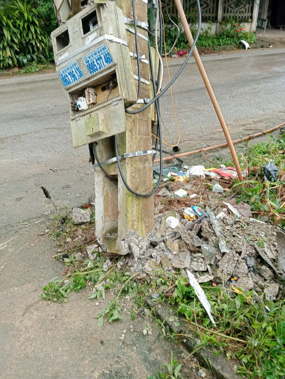 Ô tô tông gãy cột điện, làm thương vong 2 vợ chồng giáo viên- Ảnh 3.