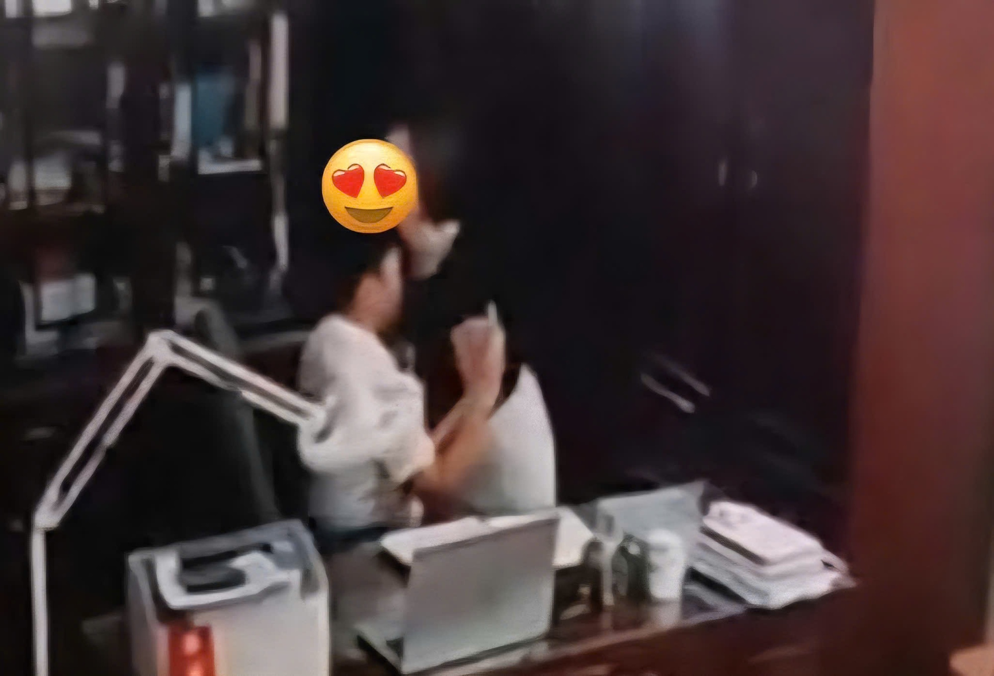 Thông tin mới vụ người đàn ông có clip "thân mật" trong phòng làm việc với nhiều phụ nữ- Ảnh 1. Thông tin mới vụ người đàn ông có clip "thân mật" trong phòng làm việc với nhiều phụ nữ- Ảnh 1.