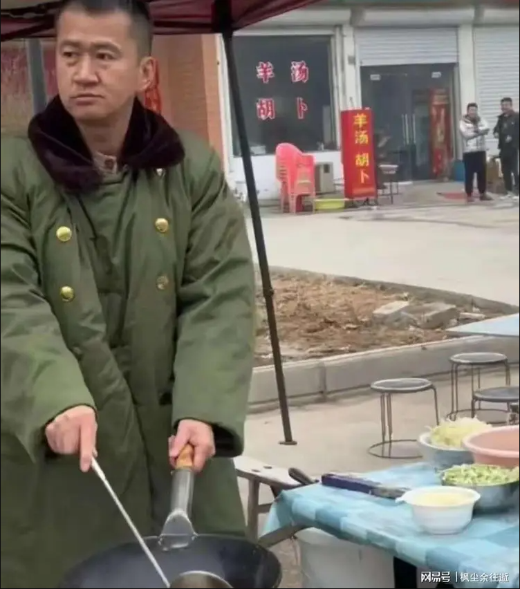 Bắt gặp nam diễn viên phim giờ vàng về quê bán mỳ, có 5 triệu fan mà tiền cát xê không đủ mua thuốc cảm- Ảnh 3.