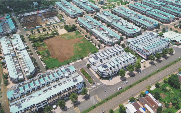 Cảnh tượng "nóng rực": Hàng dài người xếp hàng bốc thăm mua căn hộ giá chỉ 9 triệu đồng/m2- Ảnh 1.