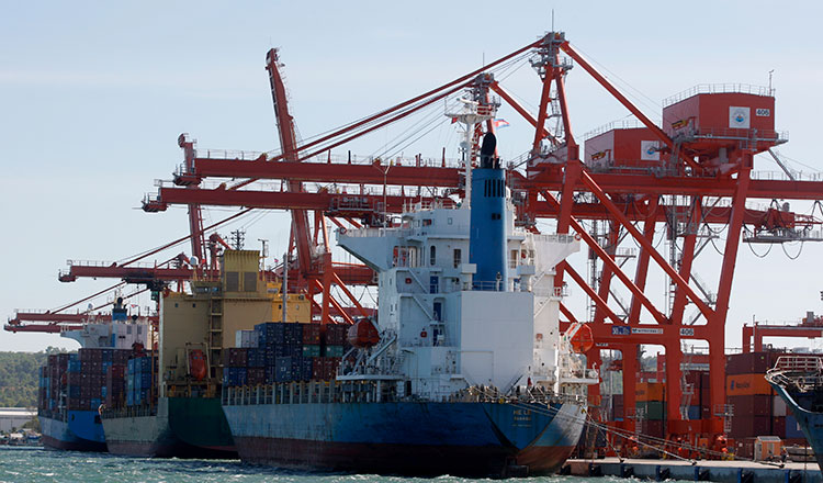 Campuchia bứt phá giữa hai siêu cường: Nhập từ Trung Quốc, xuất sang Mỹ - Cán cân nghiêng đáng ngại- Ảnh 1.