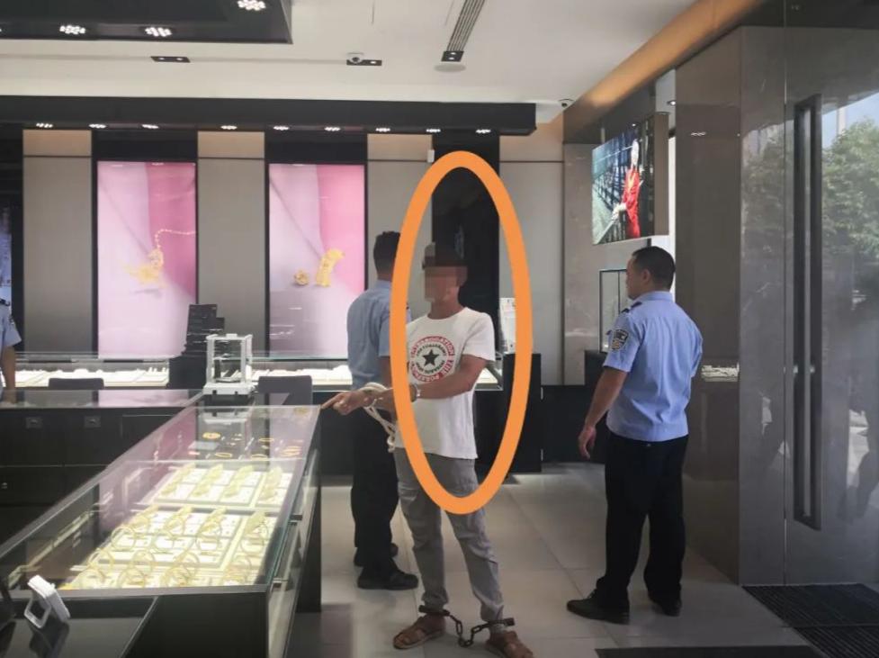 Cậu bé bán 413 cây vàng của nhà lấy 21 tỷ, bo người môi giới 770 triệu, mẹ kiện ra tòa đòi lại - người này đáp: "Đây là khoản tiền hợp pháp"- Ảnh 2.