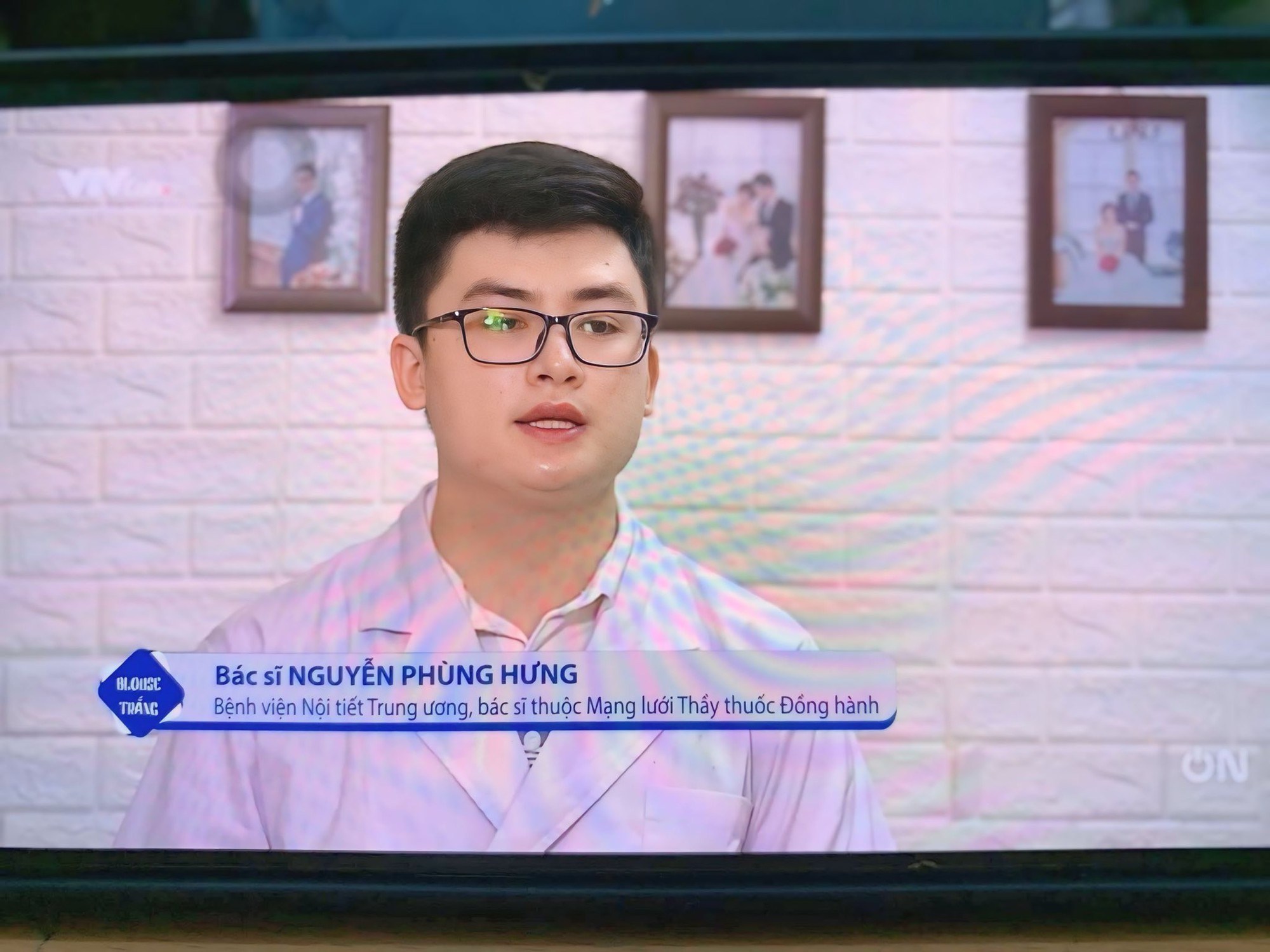 Cựu th&iacute; sinh Olympia visual như nam thần, giờ l&agrave; b&aacute;c sĩ 4 lần l&ecirc;n truyền h&igrave;nh, vợ đẹp tiết lộ: "Khoe ảnh vui vui, ai d&egrave;... HOT"- Ảnh 4.