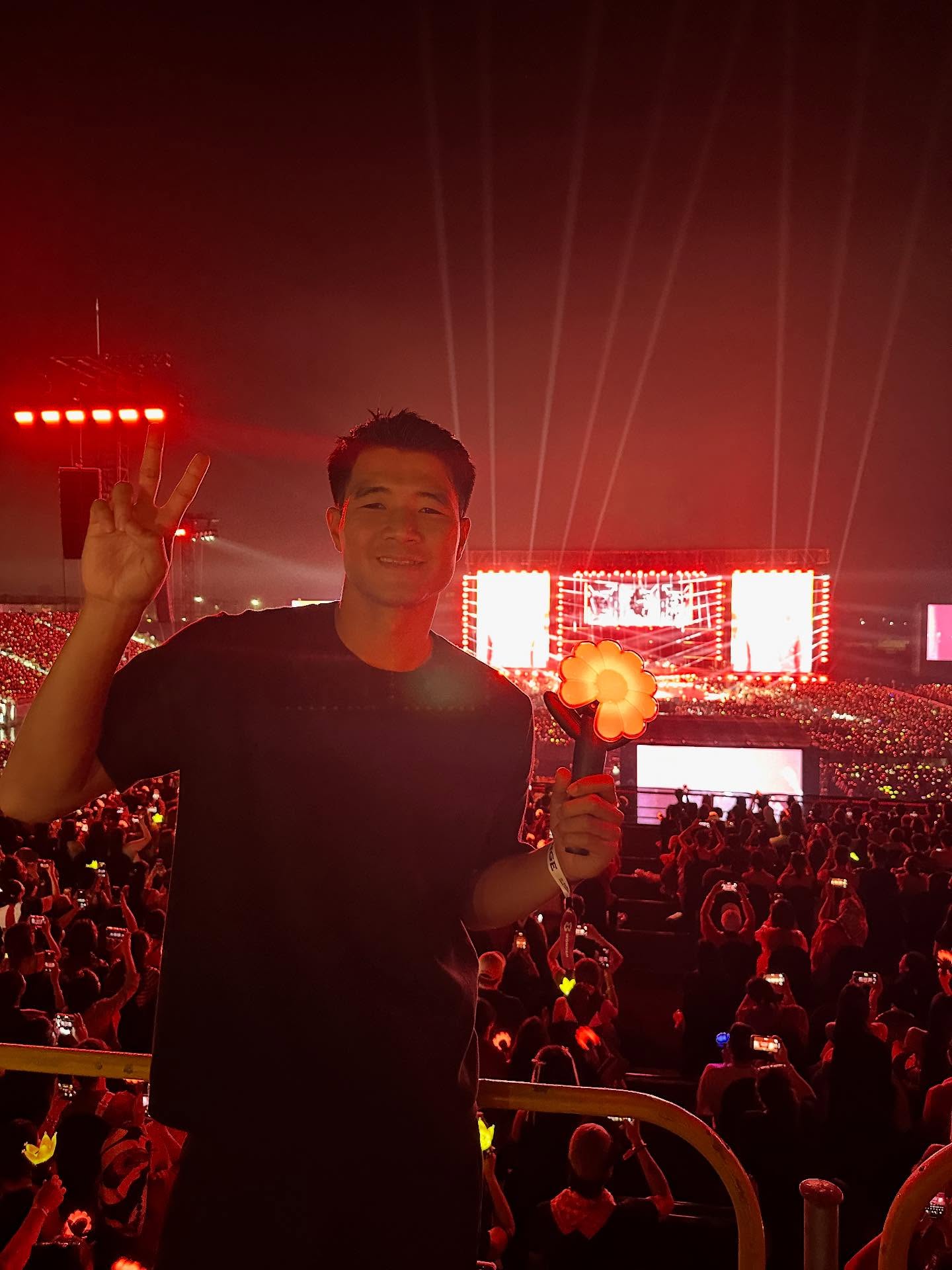 Các anh chồng có đồng cảm với Văn Hậu-Đức Chinh: Đu concert G-Dragon là phụ, phục vụ vợ đẹp 