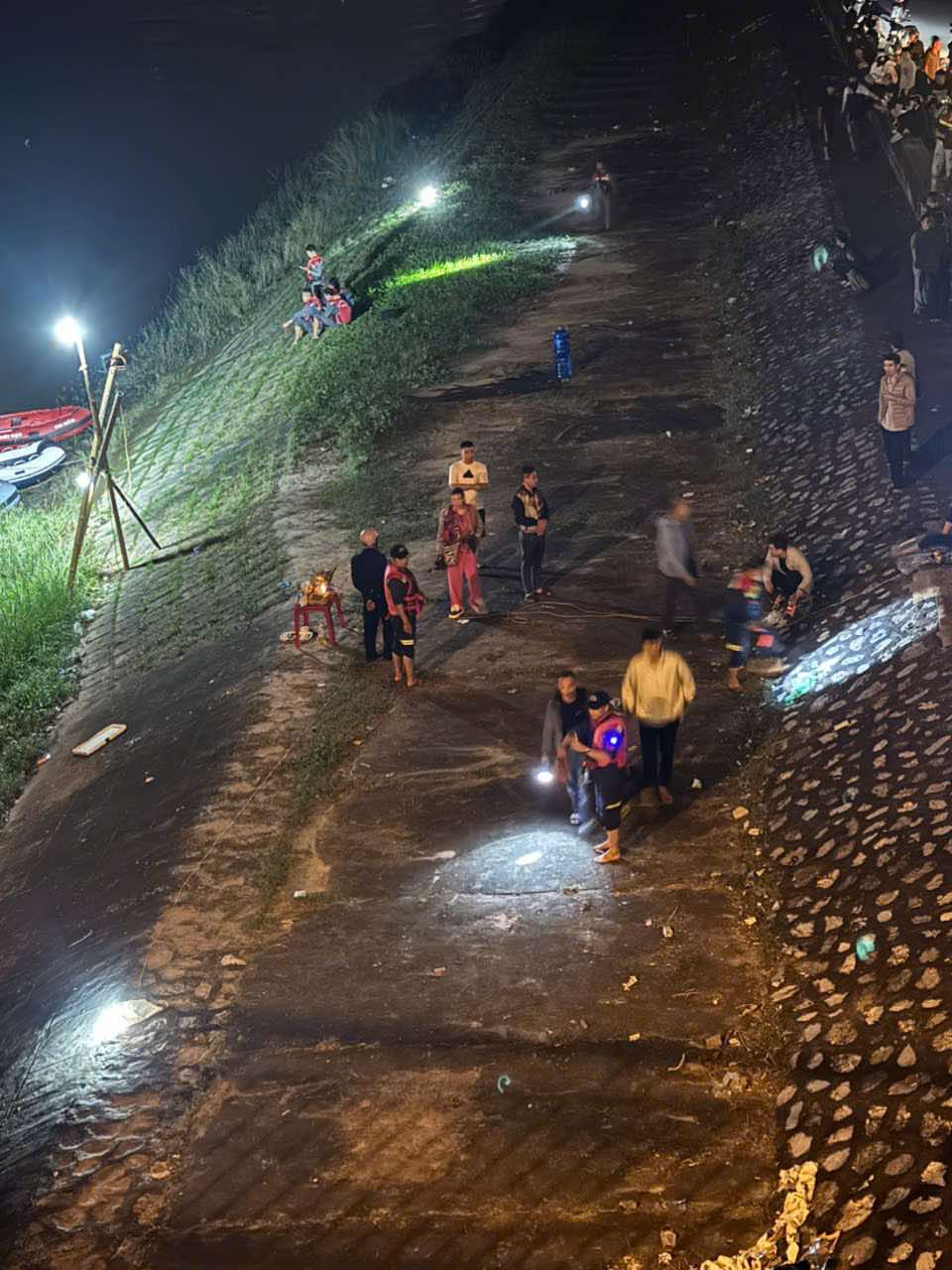 Ch&uacute; rể mất t&iacute;ch b&iacute; ẩn đ&uacute;ng ng&agrave;y đ&oacute;n d&acirc;u: Xuy&ecirc;n đ&ecirc;m t&igrave;m kiếm, c&aacute;c đội cứu hộ mang cano đến hỗ trợ- Ảnh 4.