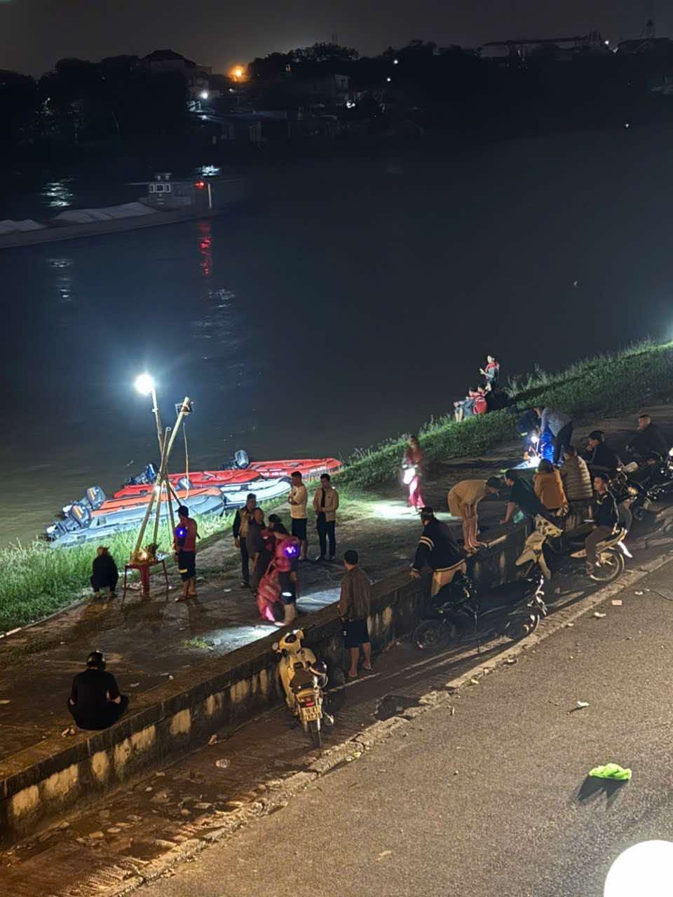 Ch&uacute; rể mất t&iacute;ch b&iacute; ẩn đ&uacute;ng ng&agrave;y đ&oacute;n d&acirc;u: Xuy&ecirc;n đ&ecirc;m t&igrave;m kiếm, c&aacute;c đội cứu hộ mang cano đến hỗ trợ- Ảnh 5.