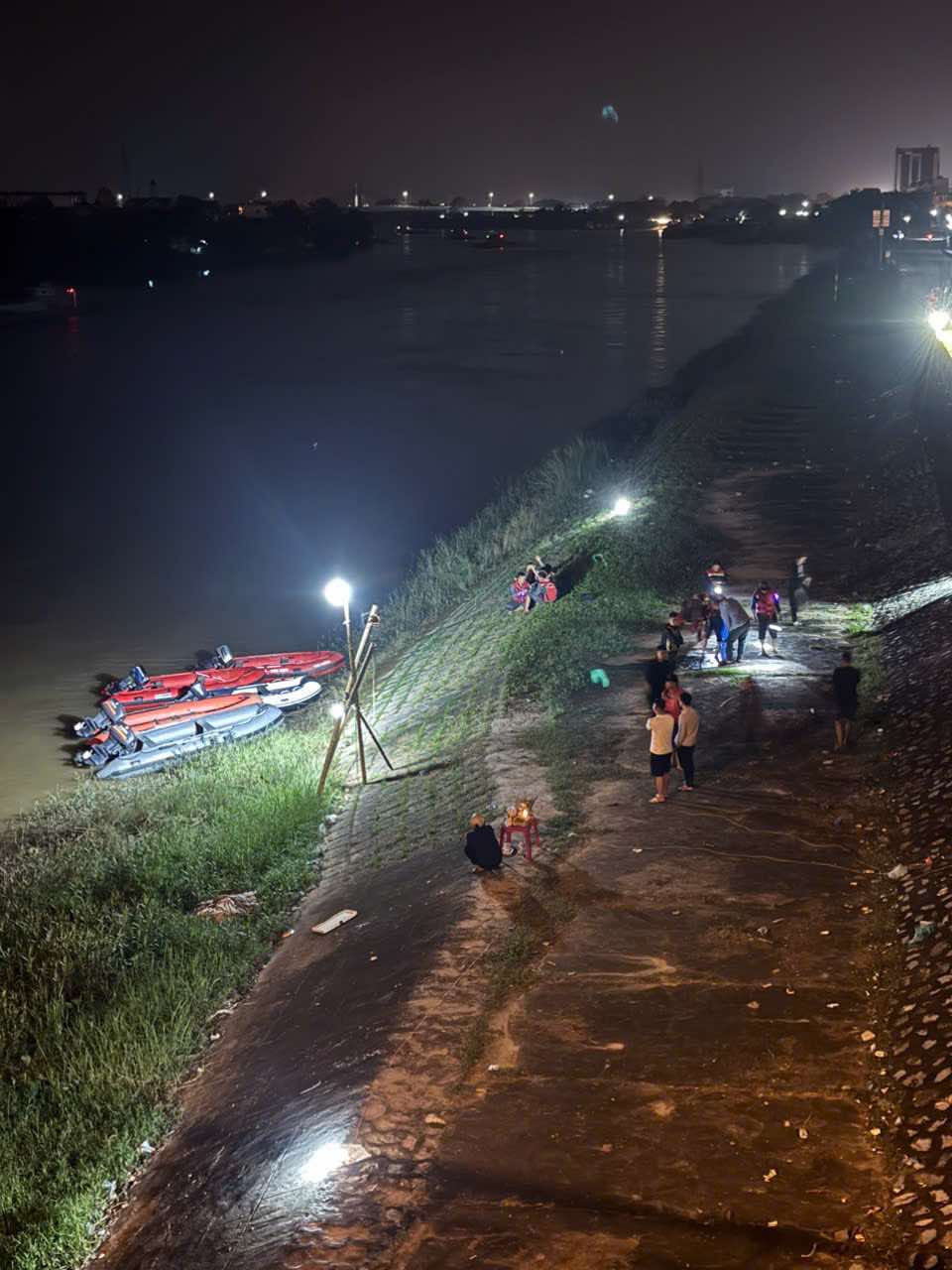 Ch&uacute; rể mất t&iacute;ch b&iacute; ẩn đ&uacute;ng ng&agrave;y đ&oacute;n d&acirc;u: Xuy&ecirc;n đ&ecirc;m t&igrave;m kiếm, c&aacute;c đội cứu hộ mang cano đến hỗ trợ- Ảnh 6.