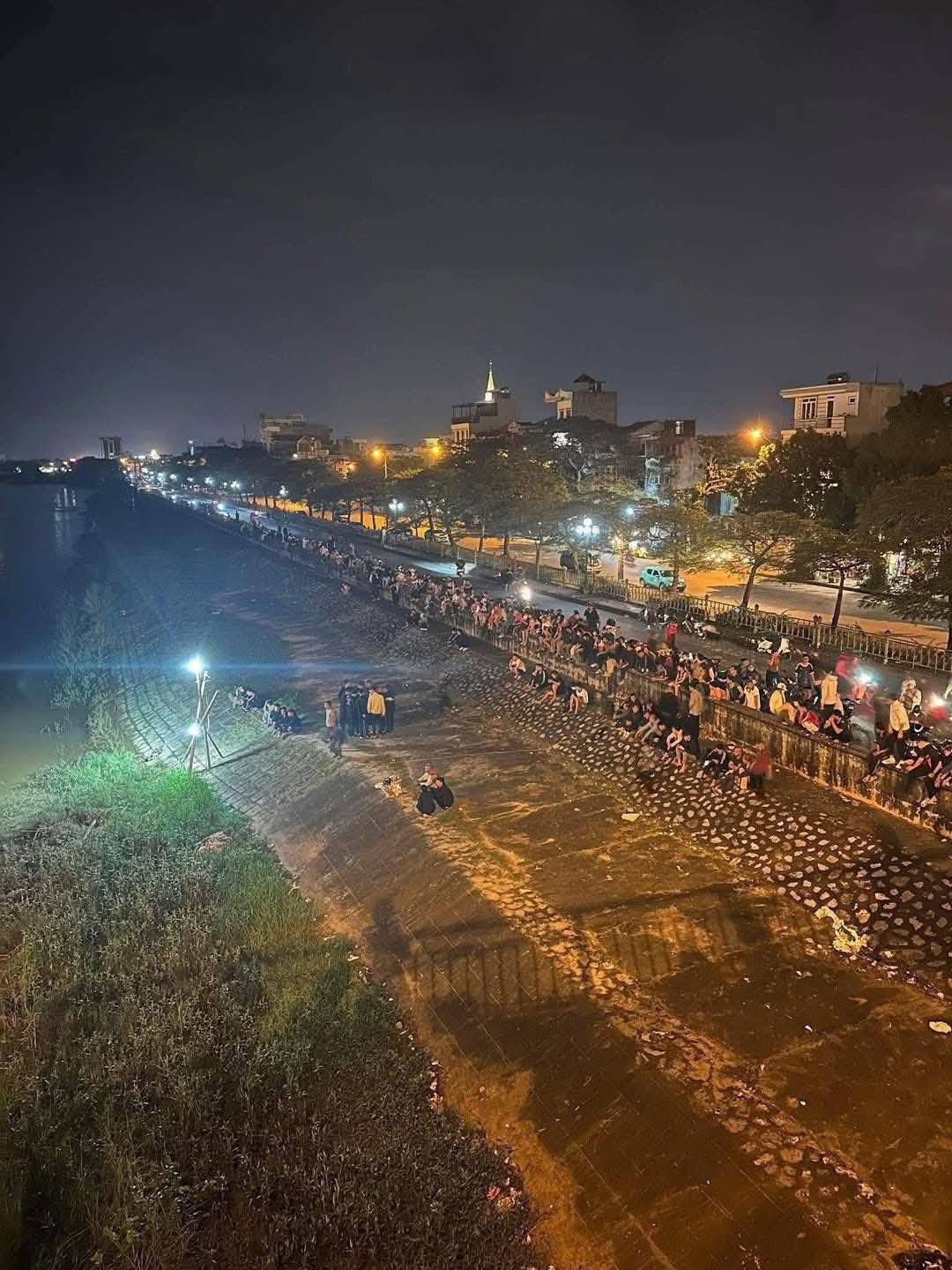 Ch&uacute; rể mất t&iacute;ch b&iacute; ẩn đ&uacute;ng ng&agrave;y đ&oacute;n d&acirc;u: Xuy&ecirc;n đ&ecirc;m t&igrave;m kiếm, c&aacute;c đội cứu hộ mang cano đến hỗ trợ- Ảnh 2.