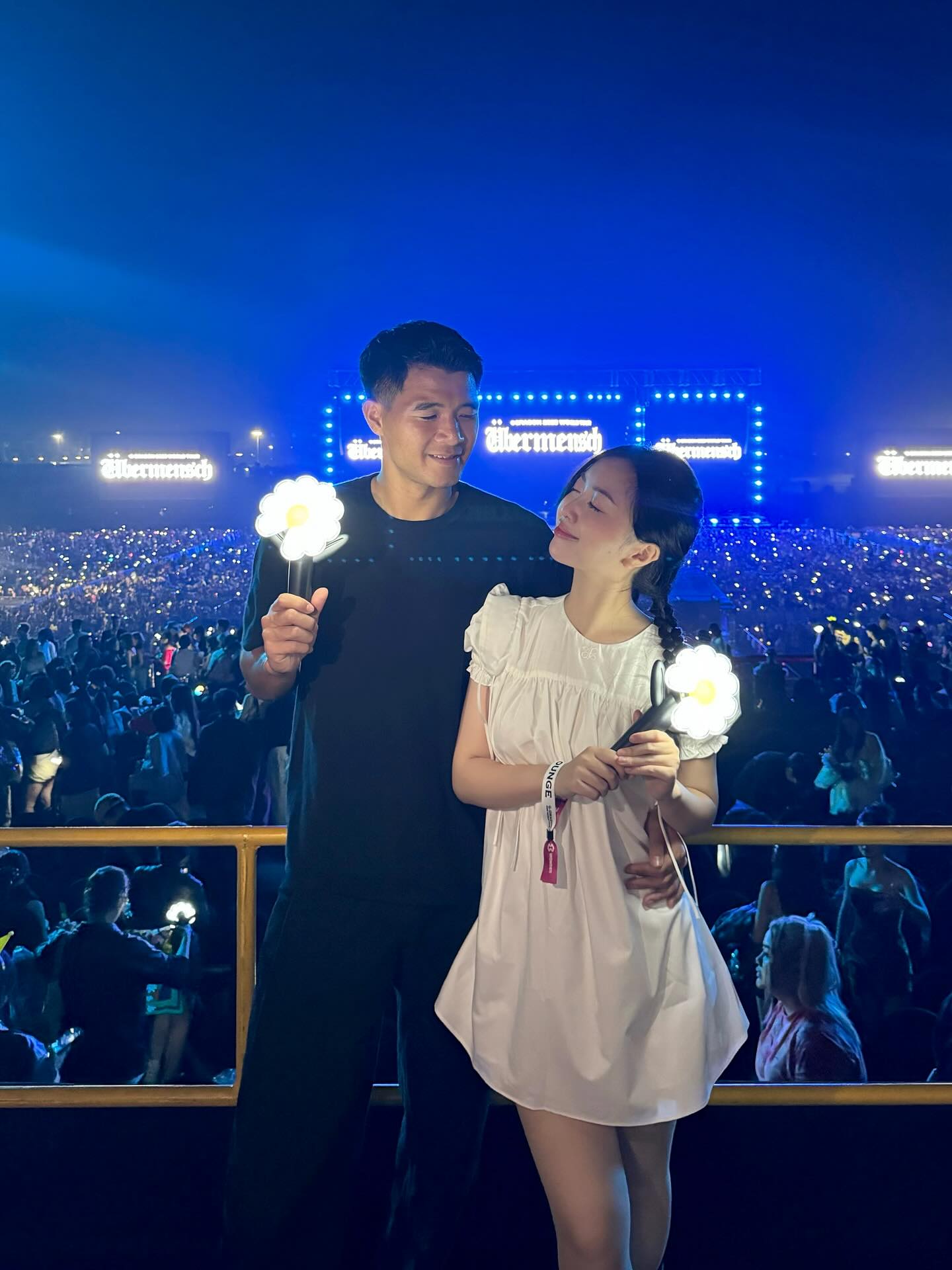 Các anh chồng có đồng cảm với Văn Hậu-Đức Chinh: Đu concert G-Dragon là phụ, phục vụ vợ đẹp 