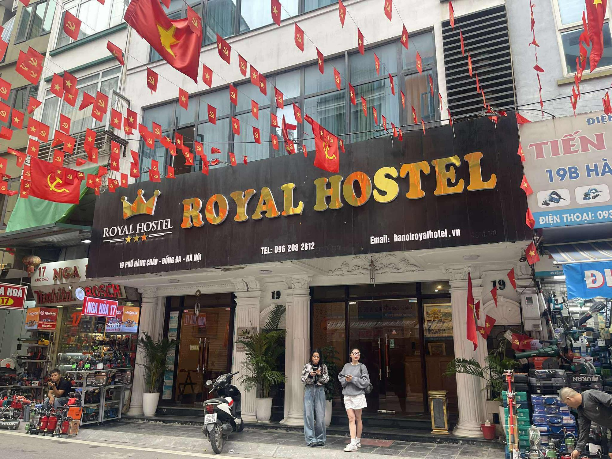 C&ocirc;ng an v&agrave;o cuộc x&aacute;c minh vụ kh&aacute;ch sạn ở H&agrave; Nội "b&ugrave;ng" ph&ograve;ng d&ugrave; kh&aacute;ch đ&atilde; thanh to&aacute;n đủ tiền 3 ng&agrave;y g&acirc;y bức x&uacute;c- Ảnh 2.