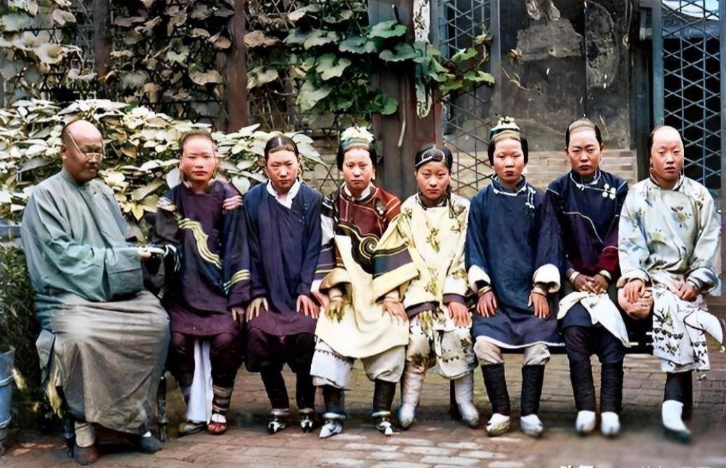 Bộ ảnh hiếm chụp thời nh&agrave; Thanh hơn 100 năm trước: Ngỡ ng&agrave;ng trước nhan sắc giai nh&acirc;n đứng cạnh Từ Hi Th&aacute;i hậu- Ảnh 9.