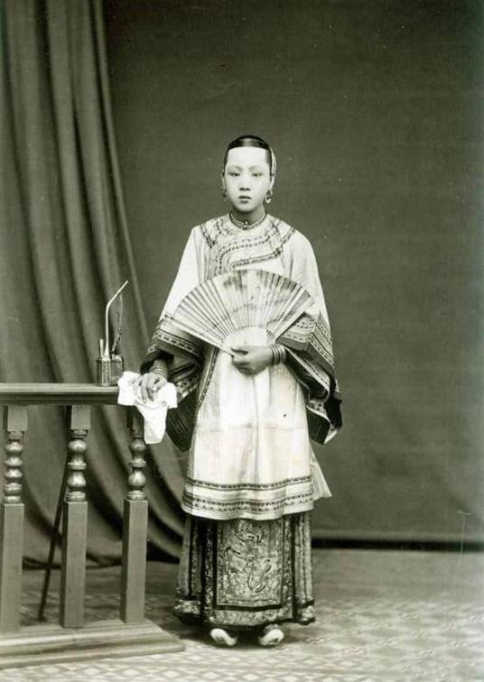 Bộ ảnh hiếm chụp thời nh&agrave; Thanh hơn 100 năm trước: Ngỡ ng&agrave;ng trước nhan sắc giai nh&acirc;n đứng cạnh Từ Hi Th&aacute;i hậu- Ảnh 10.
