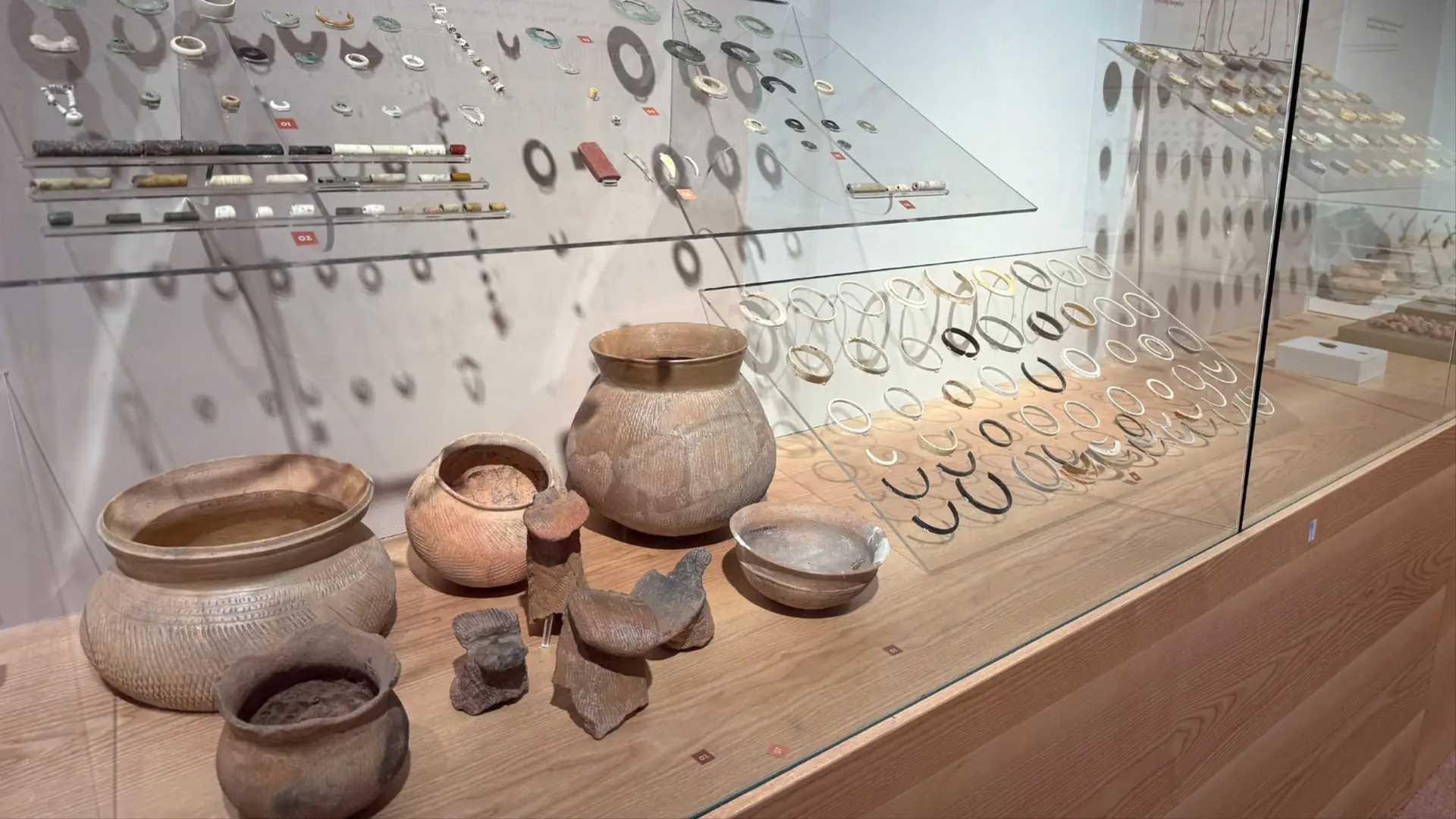 Phát hiện ngôi làng cổ dưới lòng đất ở Hà Nội: Chuyên gia khai quật tới 11 lần, chứa ‘báu vật’ 3.500 tuổi- Ảnh 8. Phát hiện ngôi làng cổ dưới lòng đất ở Hà Nội: Chuyên gia khai quật tới 11 lần, chứa ‘báu vật’ 3.500 tuổi- Ảnh 8.