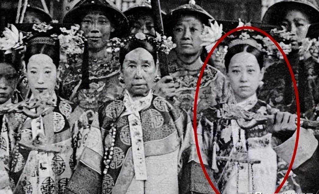 Bộ ảnh hiếm chụp thời nh&agrave; Thanh hơn 100 năm trước: Ngỡ ng&agrave;ng trước nhan sắc giai nh&acirc;n đứng cạnh Từ Hi Th&aacute;i hậu- Ảnh 2.