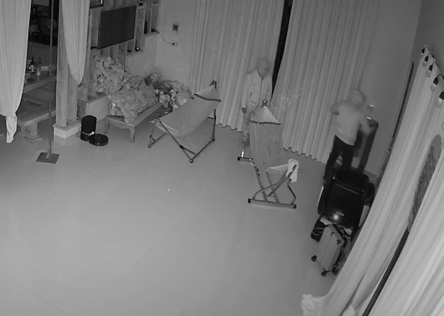 CLIP: 2 đối tượng bịt mặt, cầm hung kh&iacute; đột nhập v&agrave;o nh&agrave; d&acirc;n trộm hơn nửa tỉ đồng- Ảnh 1.