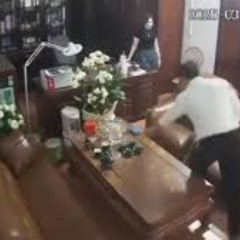 Vụ chủ tịch hội đồng quản trị “thân mật” với nhiều phụ nữ trong phòng làm việc: Những người trong clip có bị xử phạt?- Ảnh 1.