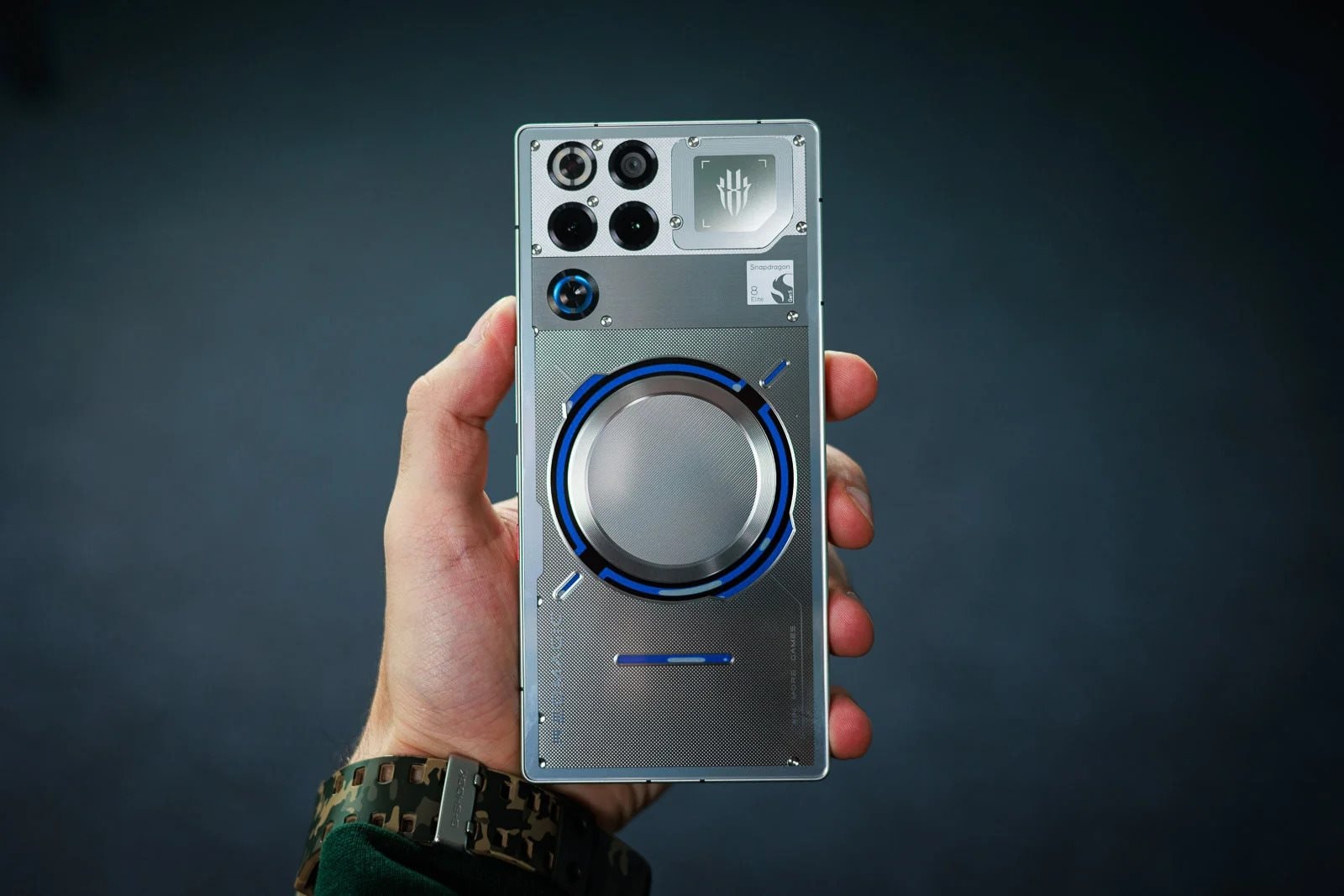 Chuyên gia review: "Lần đầu dùng thử chiếc điện thoại pin 7.500mAh này, tôi quên luôn cả việc cắm sạc"- Ảnh 1.