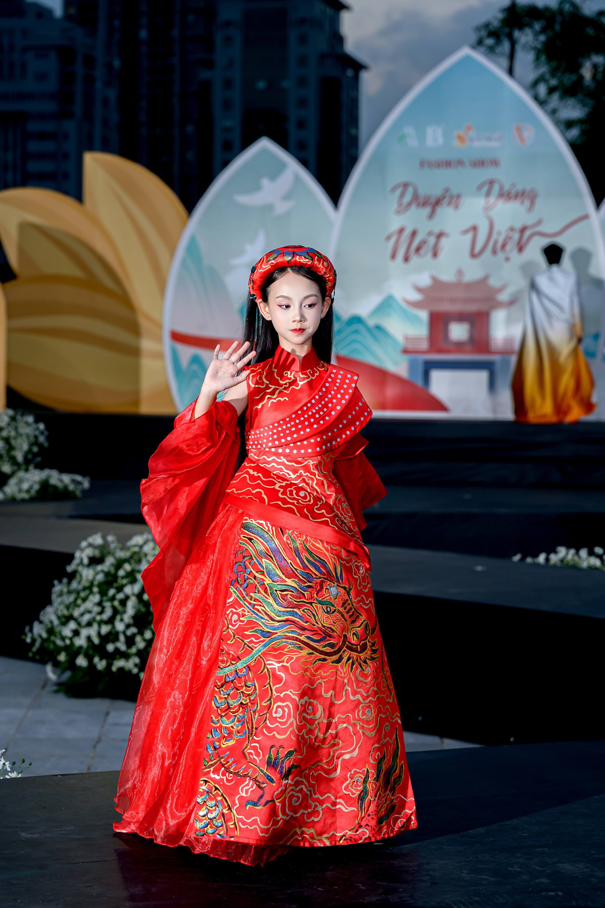 Những thiên thần nhí catwalk ấn tượng trong “Duyên dáng Nét Việt”- Ảnh 4.