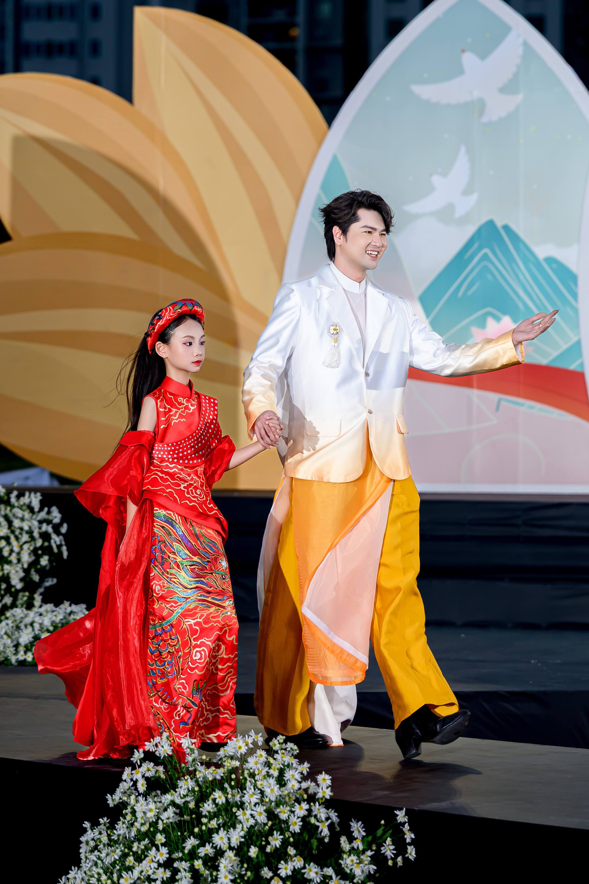 Những thiên thần nhí catwalk ấn tượng trong “Duyên dáng Nét Việt”- Ảnh 3.