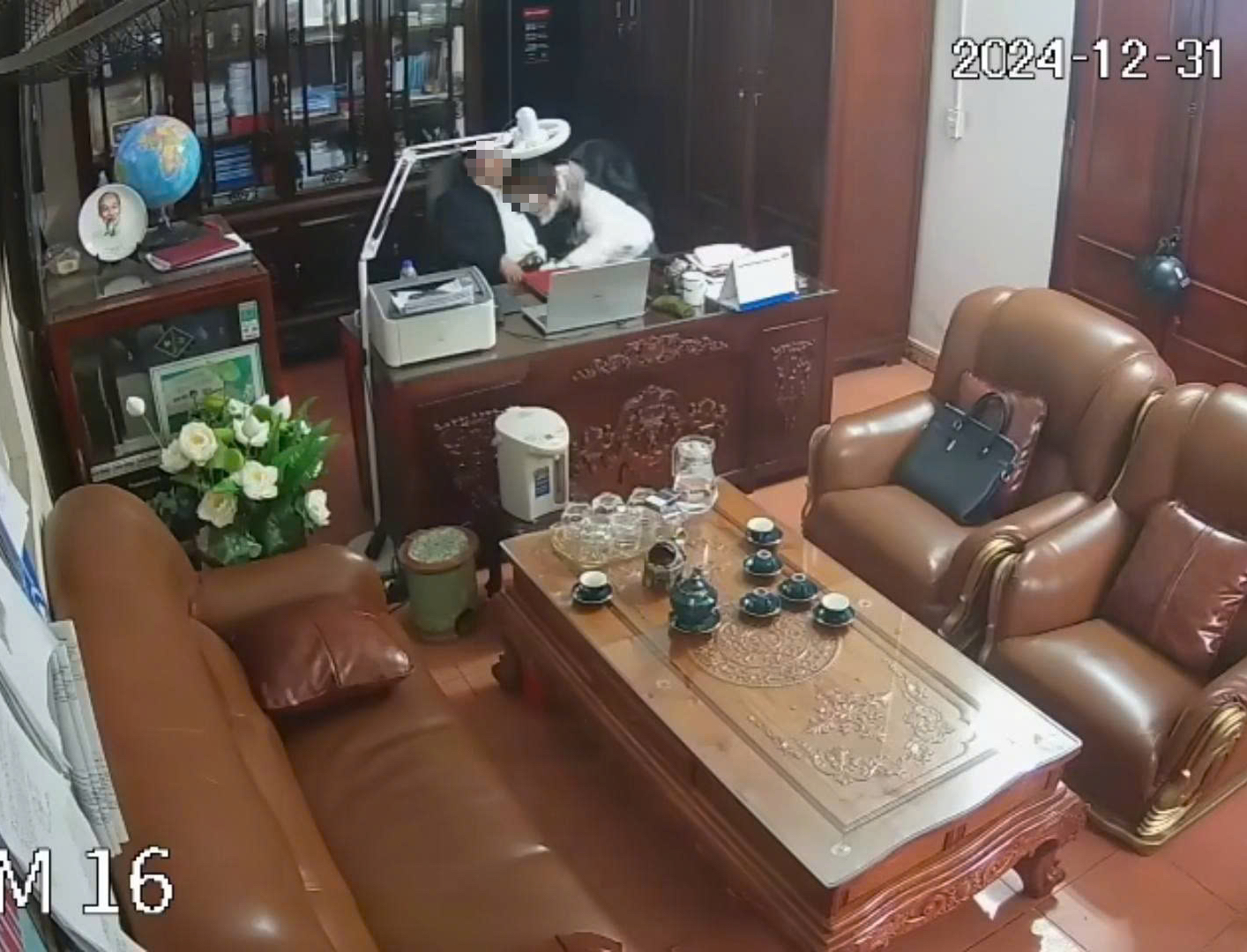 Người đàn ông "thân mật" với nhiều phụ nữ: Chủ tịch Hội đồng trường là gì?- Ảnh 1. img