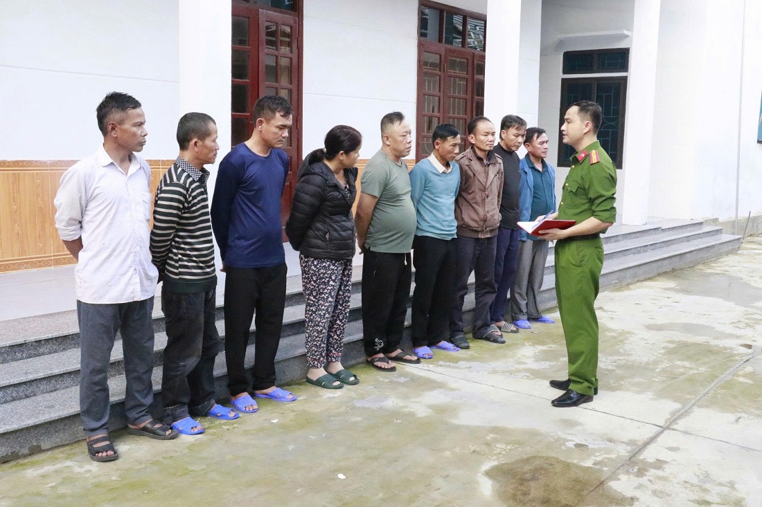 Bắt Nguyễn Thị Kim Dung và 8 người đàn ông- Ảnh 1.