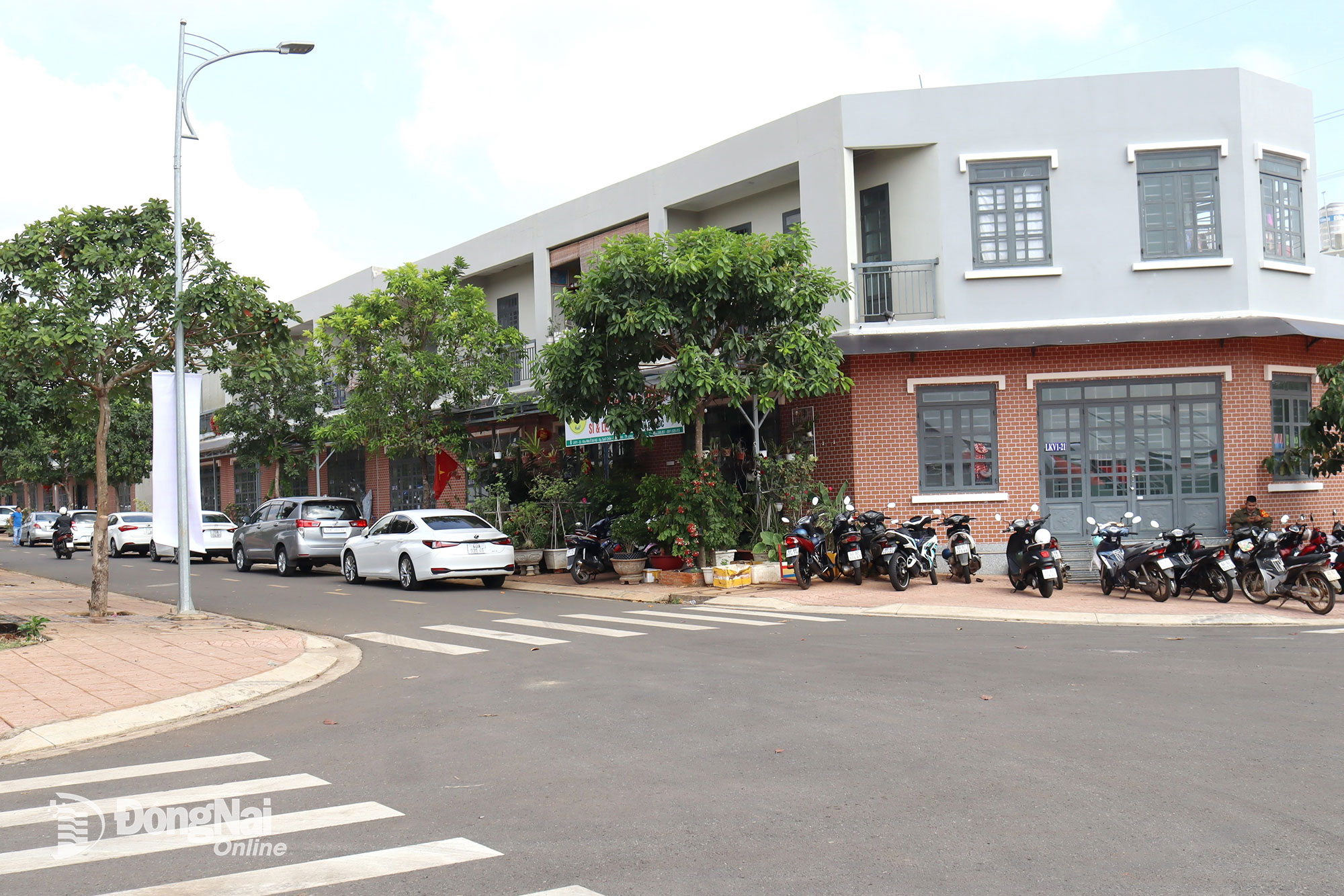 Cảnh tượng "nóng rực": Hàng dài người xếp hàng bốc thăm mua căn hộ giá chỉ 9 triệu đồng/m2- Ảnh 5.