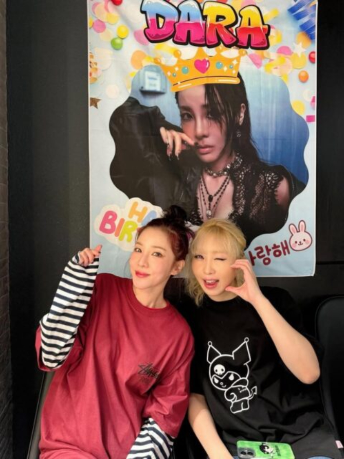 Nữ ca sĩ bất ổn nhất showbiz bị hội chị em từ mặt, cấm dự sinh nhật?- Ảnh 3. Nữ ca sĩ bất ổn nhất showbiz bị hội chị em từ mặt, cấm dự sinh nhật?- Ảnh 3.