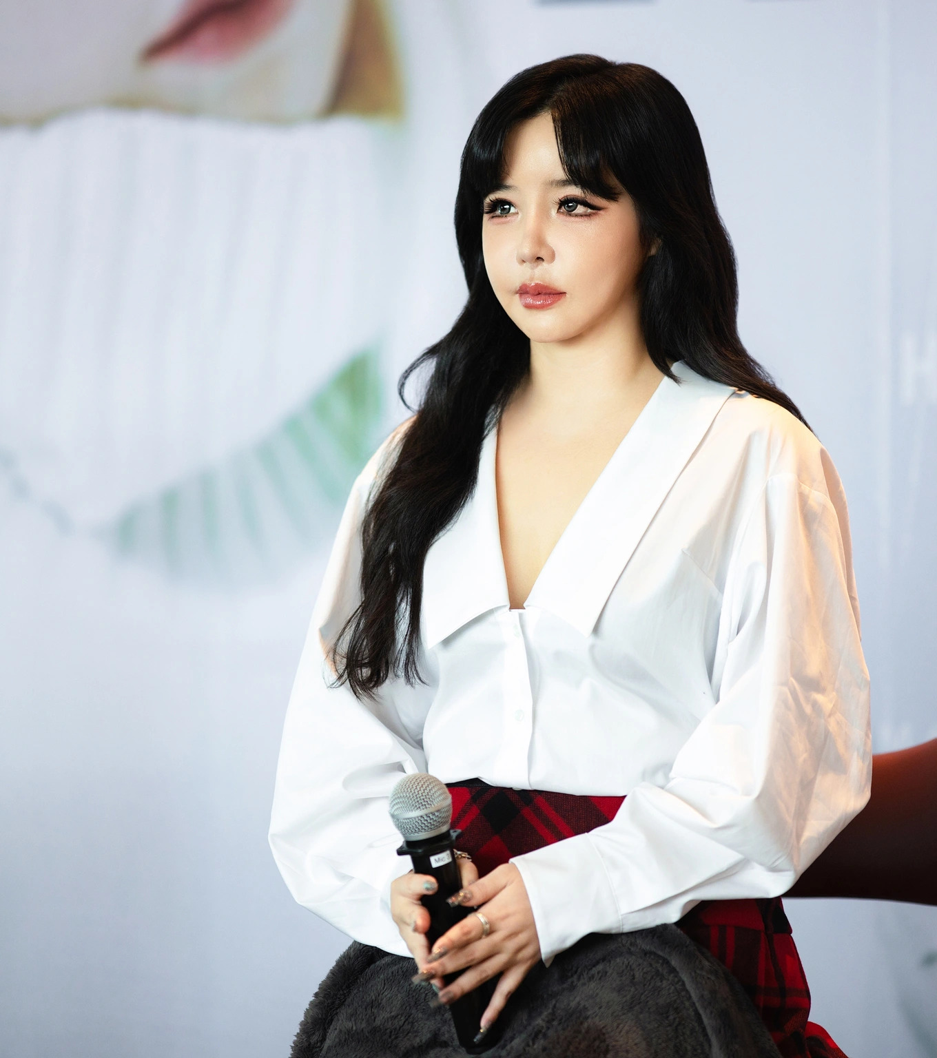 Nữ ca sĩ bất ổn nhất showbiz bị hội chị em từ mặt, cấm dự sinh nhật?- Ảnh 5. Nữ ca sĩ bất ổn nhất showbiz bị hội chị em từ mặt, cấm dự sinh nhật?- Ảnh 5.