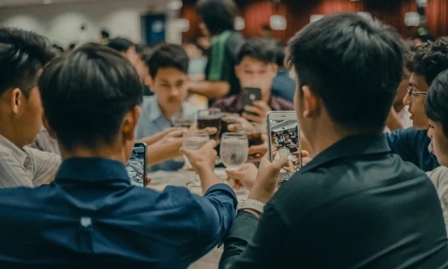 Đi họp lớp sẽ thấy có hai loại giàu, giàu thật và giàu để gặp bạn cũ- Ảnh 1. Đi họp lớp sẽ thấy có hai loại giàu, giàu thật và giàu để gặp bạn cũ- Ảnh 1.