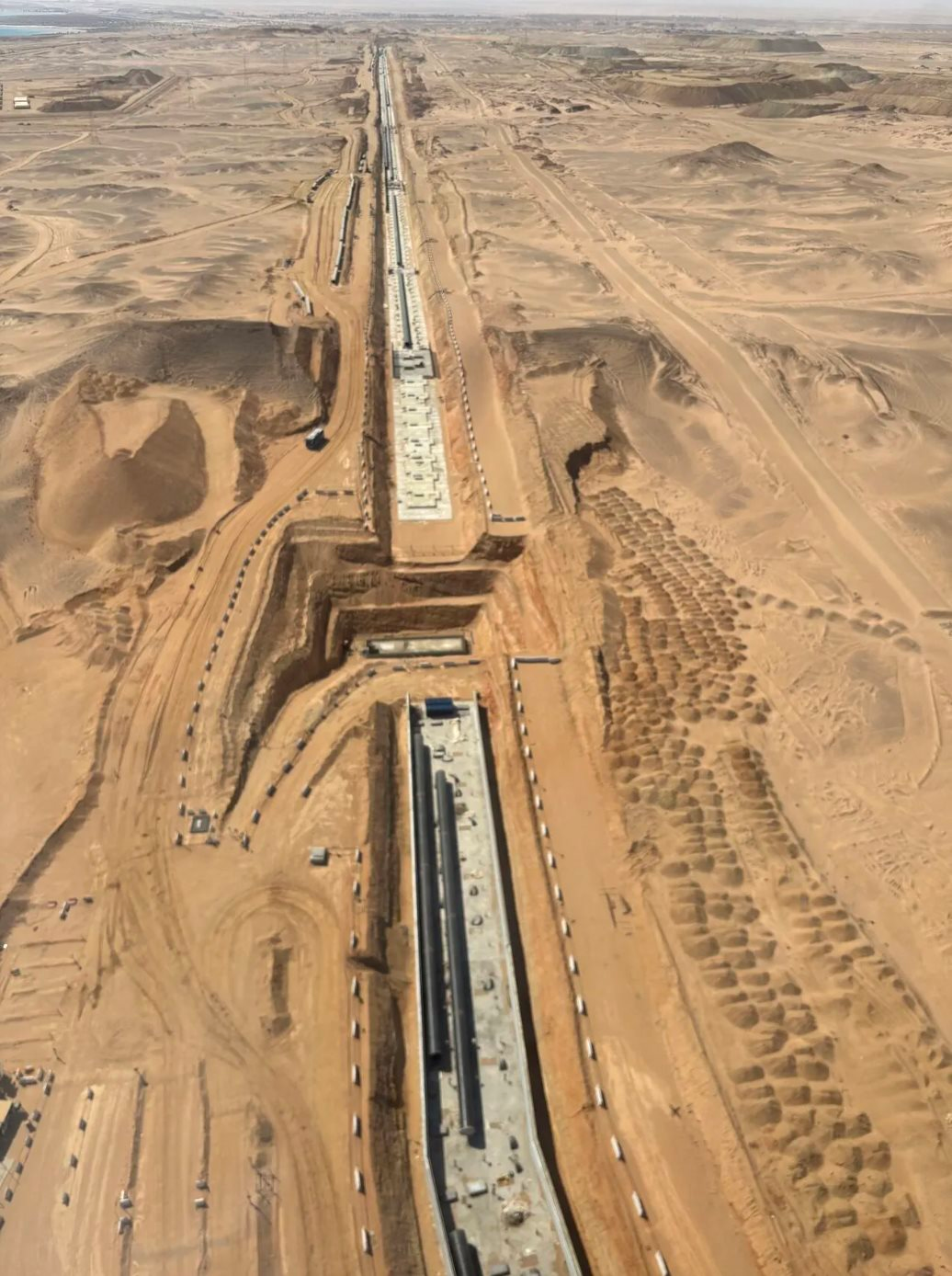 Từng hùng hồn tuyên bố sẽ xây nhà chọc trời nằm ngang cao 500 mét, dài 160 km, một quốc gia nay đã 'vỡ mộng': Thừa nhận chỉ xây được vài km, đang chịu áp lực nợ chồng chất- Ảnh 5.