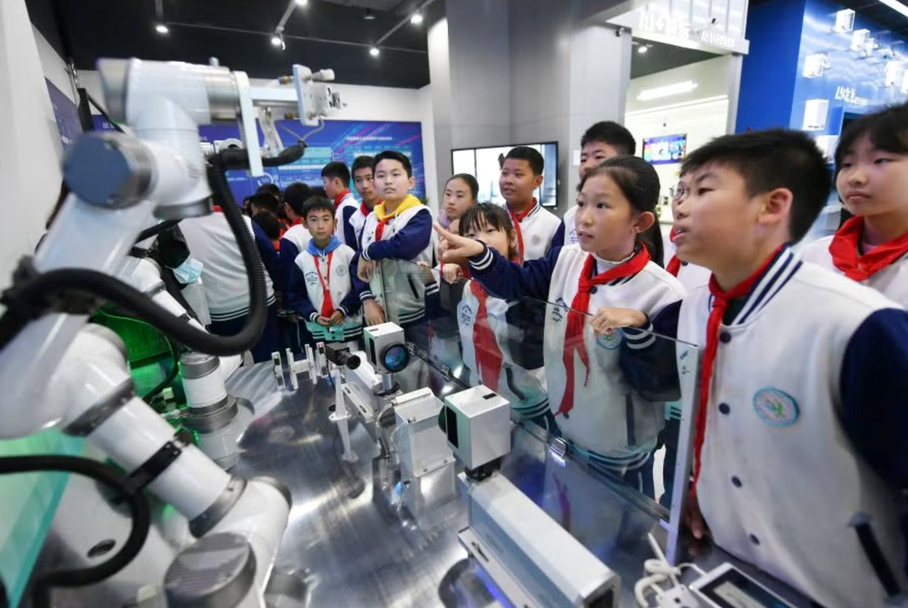 'Nếu không có 1 Titan, chúng tôi sẽ có hàng nghìn con kiến' - Trung Quốc thách thức cả thế giới trong cuộc chiến AI- Ảnh 2.