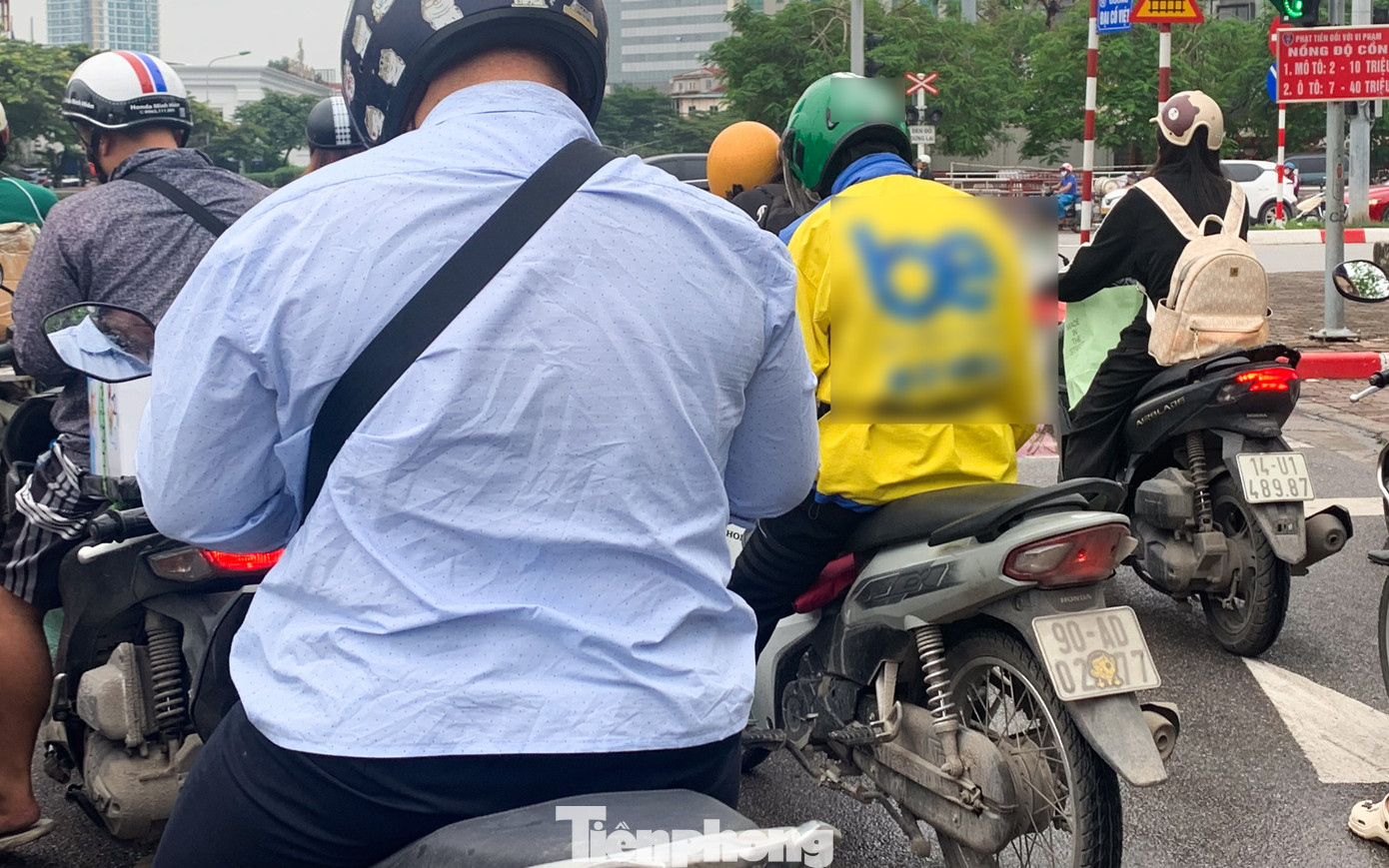 Muôn kiểu chiêu trò che biển né ‘mắt thần’ AI trên đường phố Hà Nội- Ảnh 9.