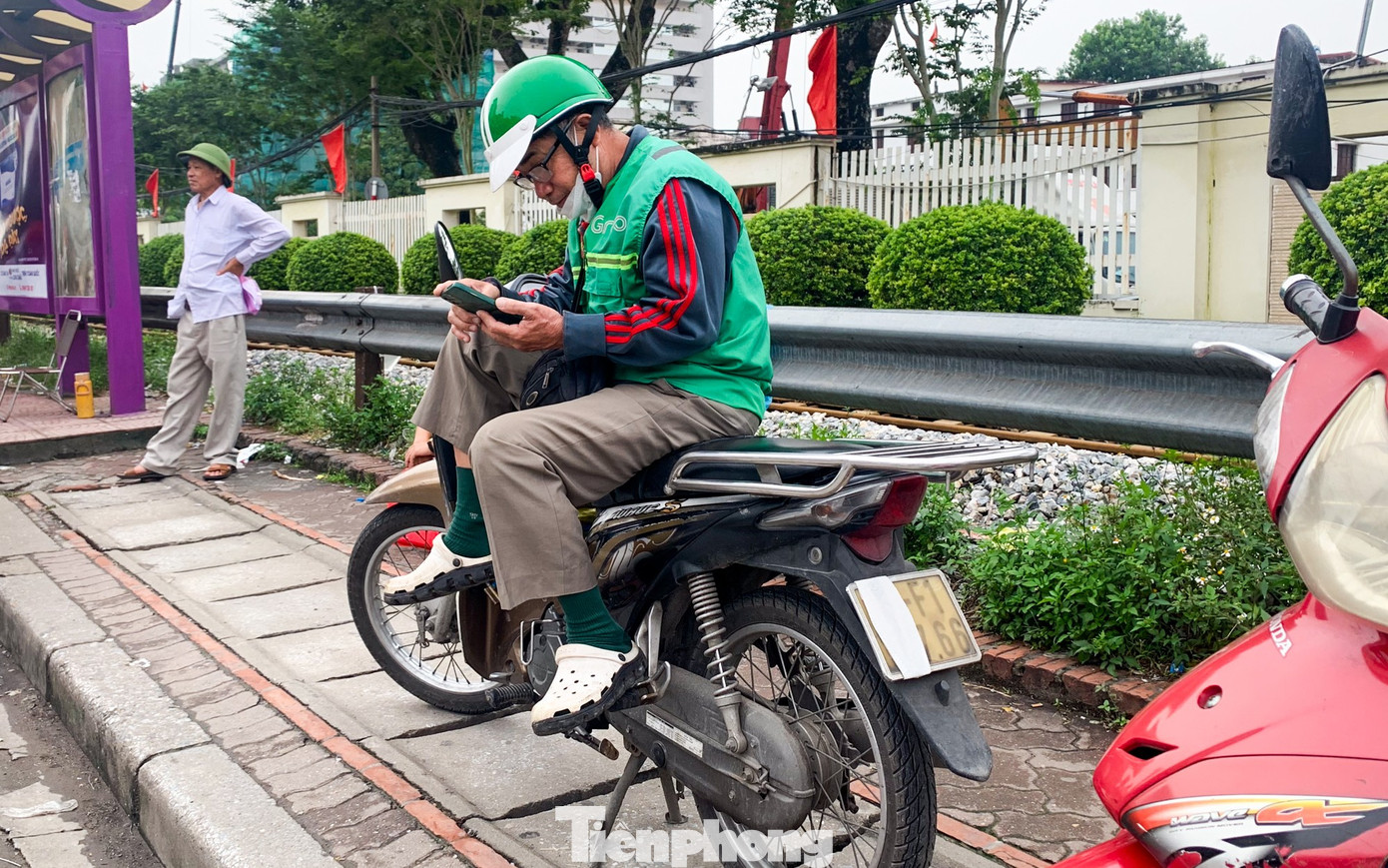 Muôn kiểu chiêu trò che biển né ‘mắt thần’ AI trên đường phố Hà Nội- Ảnh 6.
