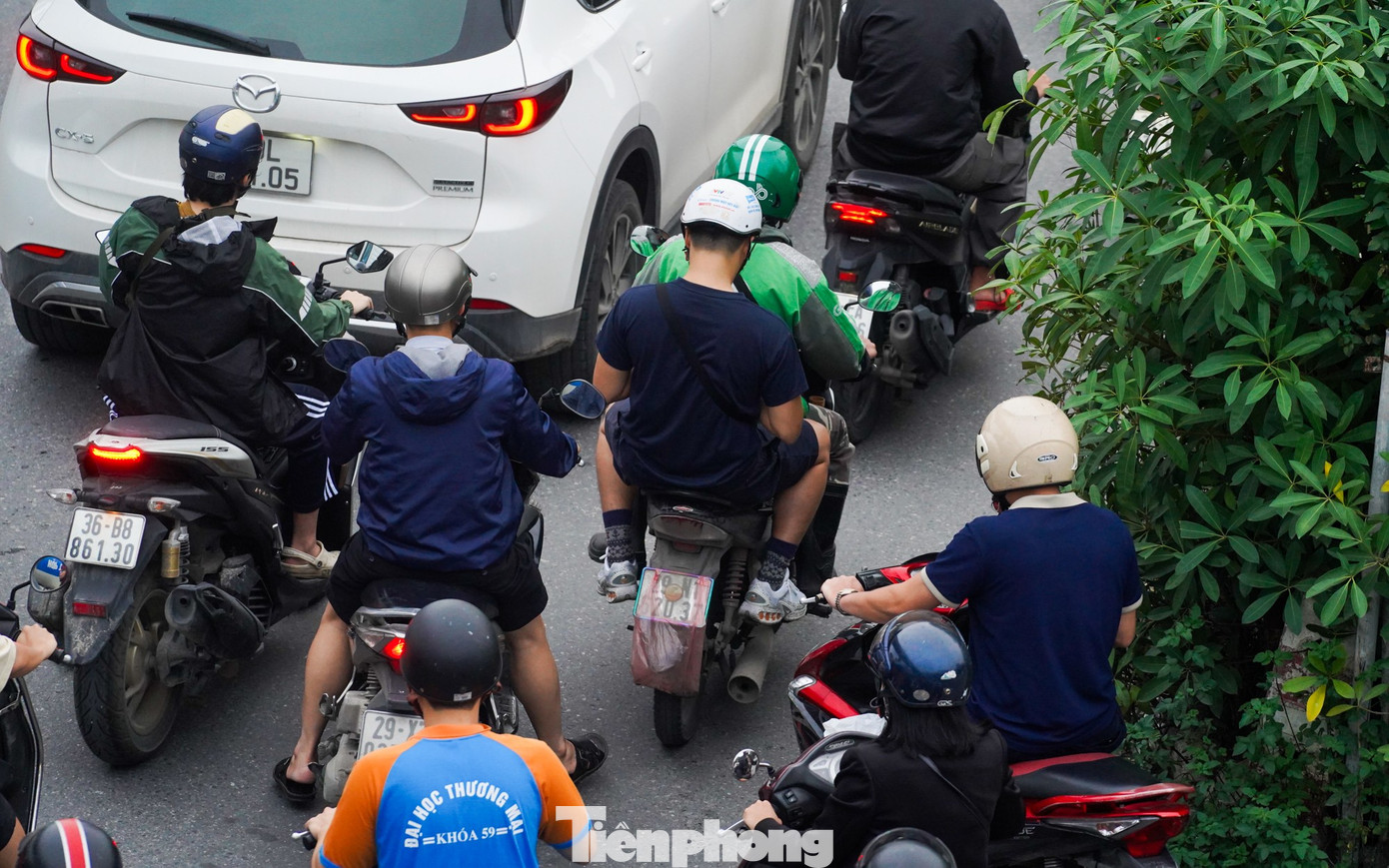 Muôn kiểu chiêu trò che biển né ‘mắt thần’ AI trên đường phố Hà Nội- Ảnh 8.