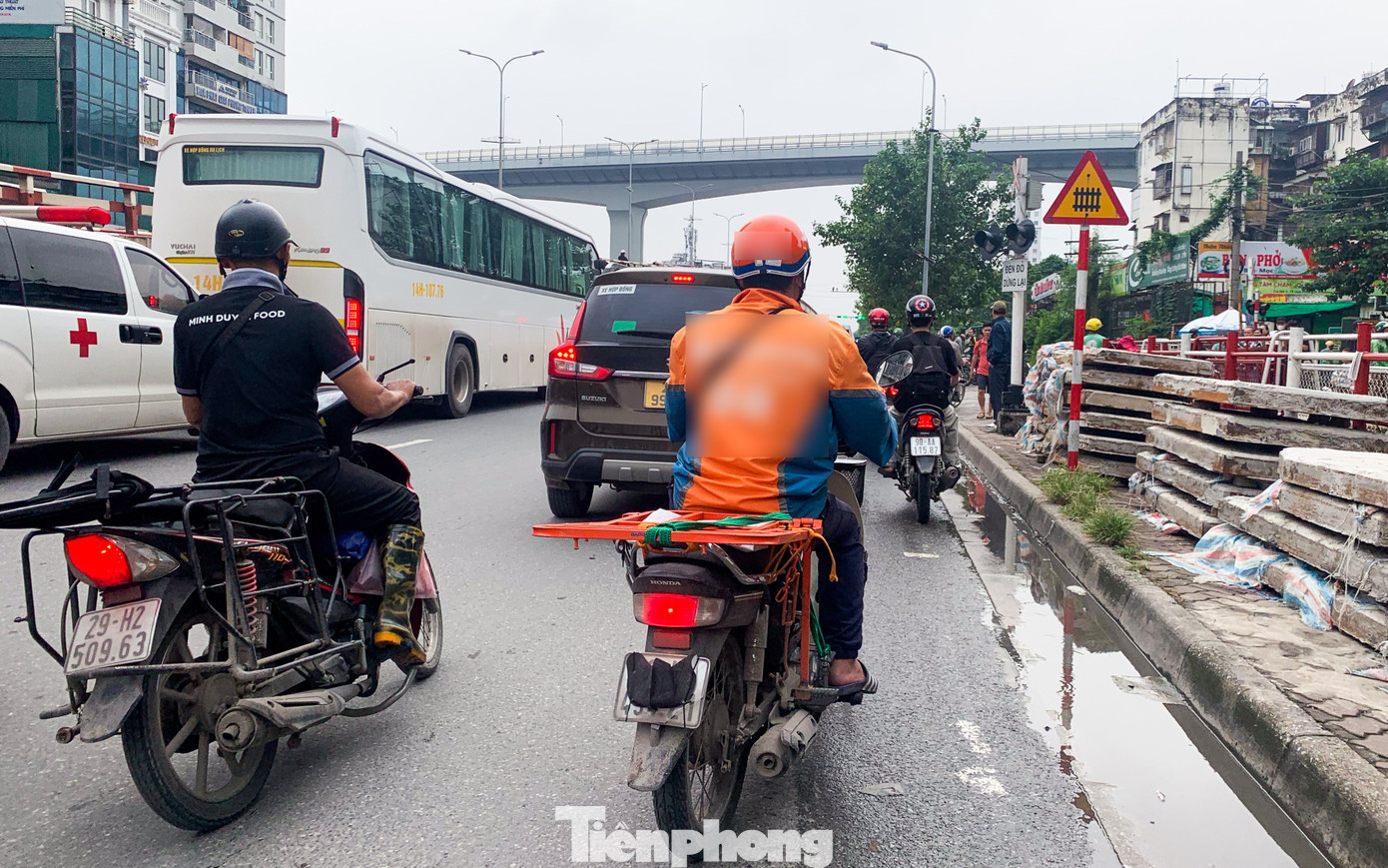 Muôn kiểu chiêu trò che biển né ‘mắt thần’ AI trên đường phố Hà Nội- Ảnh 4.