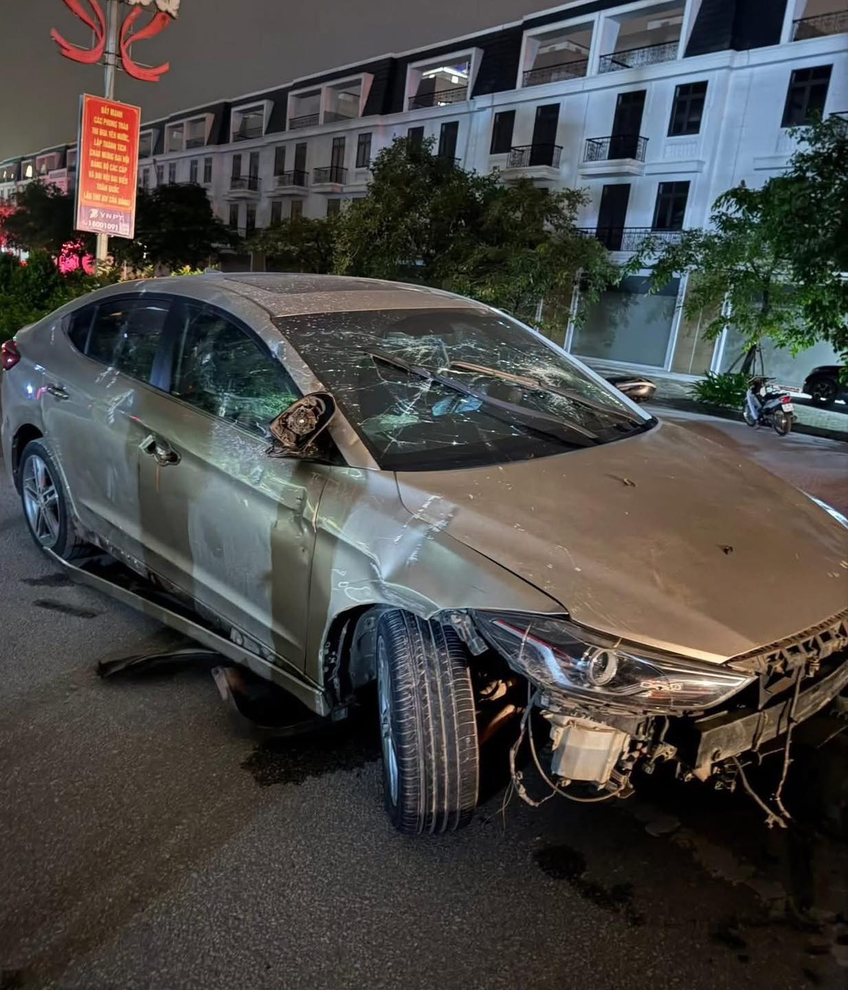 VIDEO: Nguyên nhân tài xế bị nhiều người vây đánh trước quán- Ảnh 1.