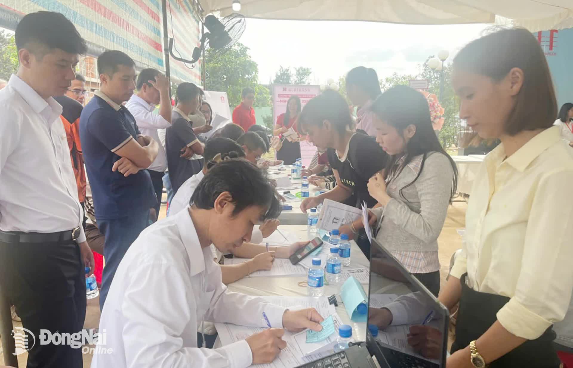 Cảnh tượng "nóng rực": Hàng dài người xếp hàng bốc thăm mua căn hộ giá chỉ 9 triệu đồng/m2- Ảnh 3.