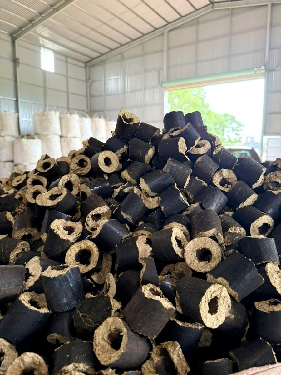 Dùng vỏ trấu chế biến ra củi, nông dân thu hàng trăm triệu đồng mỗi năm- Ảnh 3.