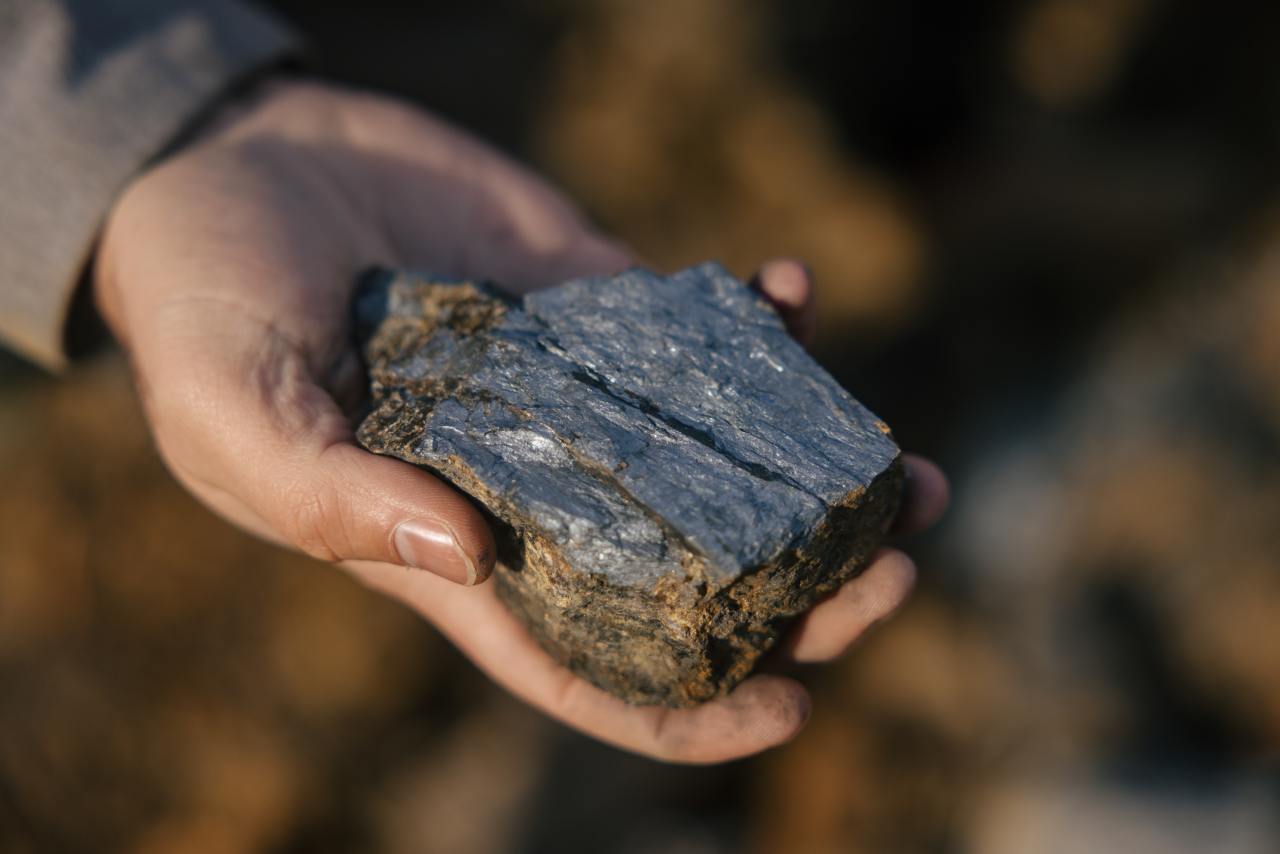 Hứng đòn đau vì Trung Quốc chặn mặt hàng Mỹ không thể sản xuất dù chỉ 1 gram, người dân bỏ qua cả vàng để săn lùng kho báu: Liệu có thoát phụ thuộc Bắc Kinh?- Ảnh 3.