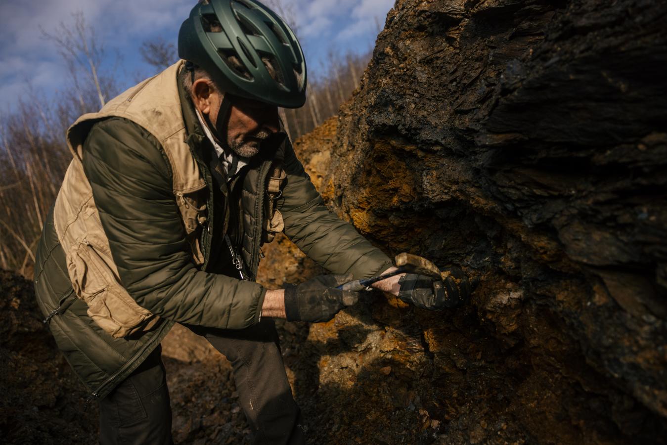 Hứng đòn đau vì Trung Quốc chặn mặt hàng Mỹ không thể sản xuất dù chỉ 1 gram, người dân bỏ qua cả vàng để săn lùng kho báu: Liệu có thoát phụ thuộc Bắc Kinh?- Ảnh 7.
