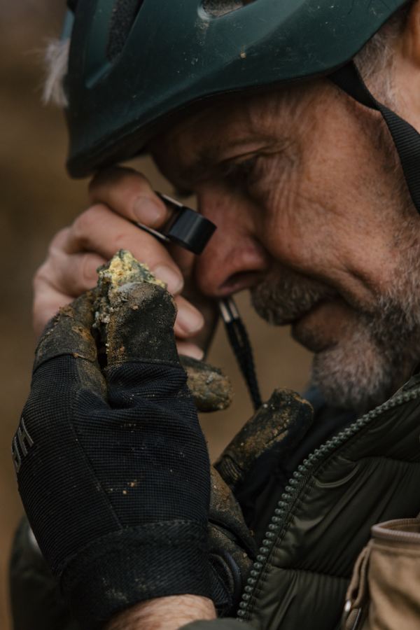 Hứng đòn đau vì Trung Quốc chặn mặt hàng Mỹ không thể sản xuất dù chỉ 1 gram, người dân bỏ qua cả vàng để săn lùng kho báu: Liệu có thoát phụ thuộc Bắc Kinh?- Ảnh 9.