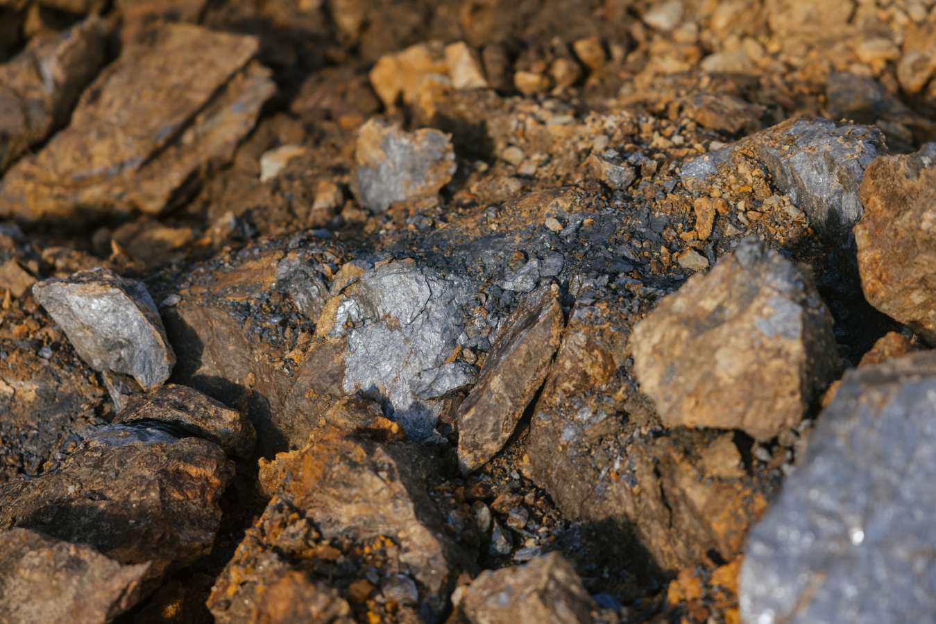 Hứng đòn đau vì Trung Quốc chặn mặt hàng Mỹ không thể sản xuất dù chỉ 1 gram, người dân bỏ qua cả vàng để săn lùng kho báu: Liệu có thoát phụ thuộc Bắc Kinh?- Ảnh 12.