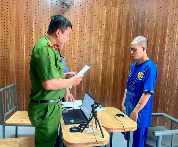 Bắt kẻ tấn công, cướp tài sản của tài xế Grab trong đêm ở Vĩnh Long- Ảnh 1.